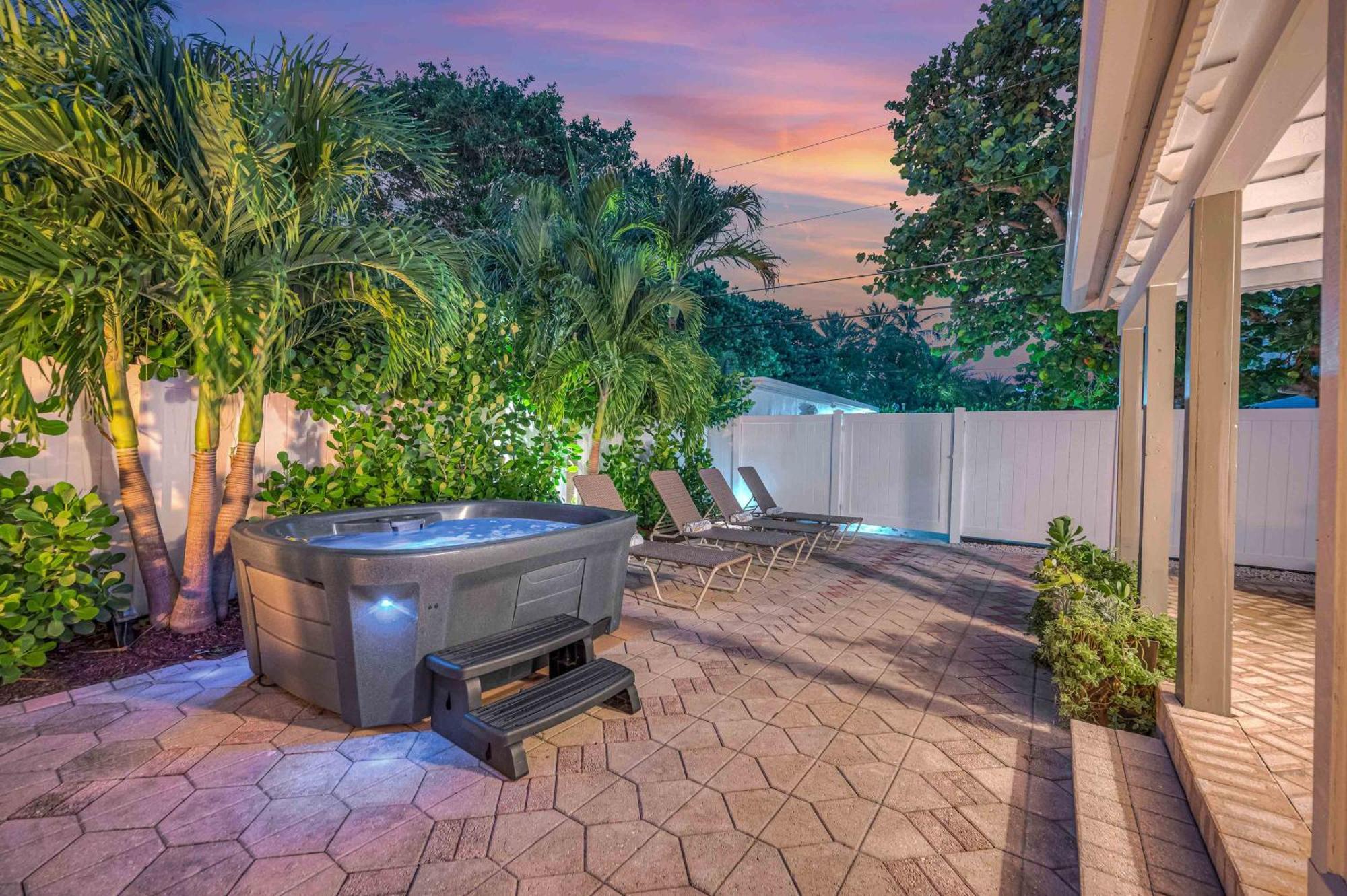 Surf Keysteps From Beautiful Courtyard Hot Tub H0mes