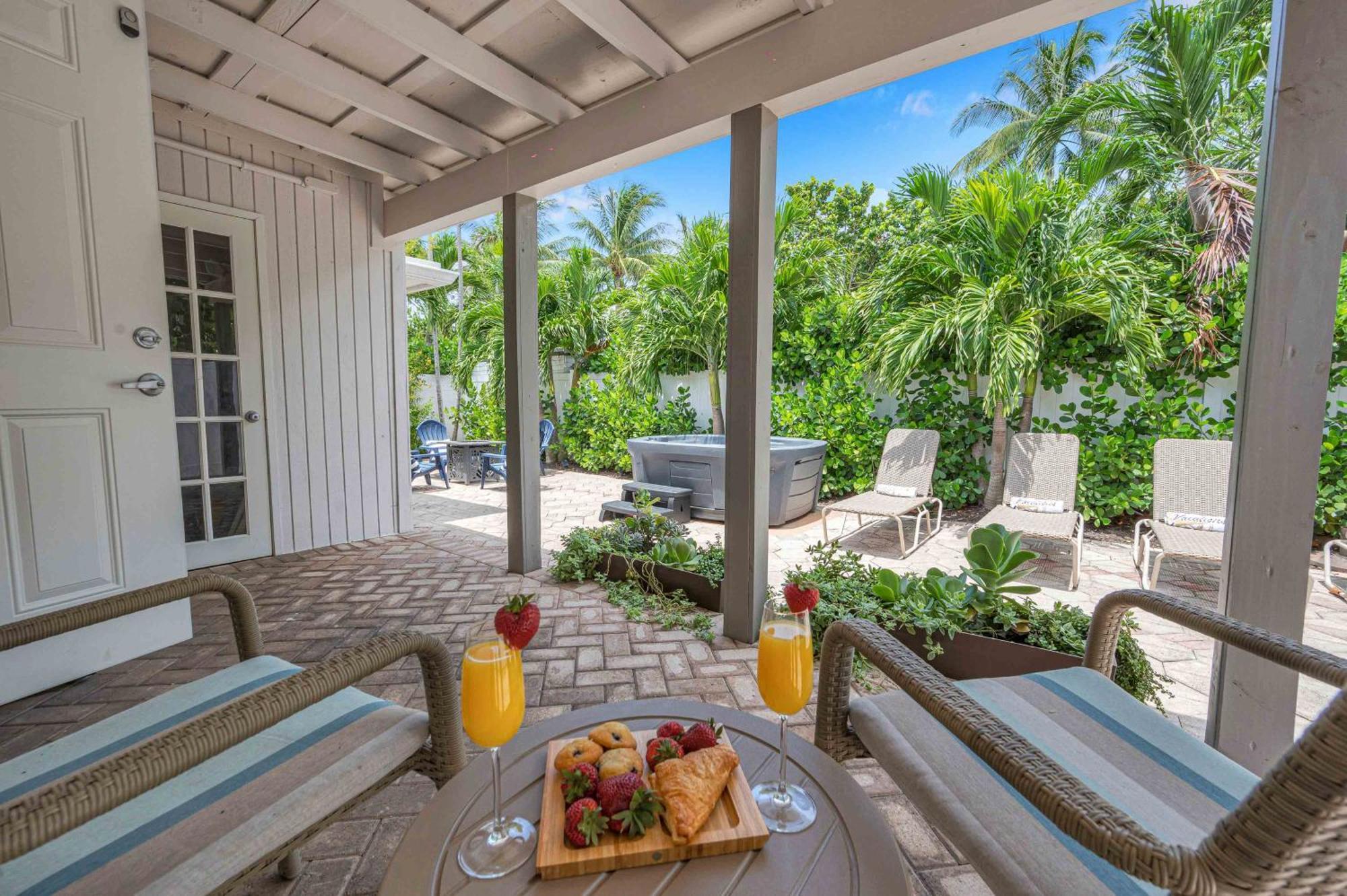 Surf Keysteps From Beautiful Courtyard Hot Tub H0mes Holiday home Fort Lauderdale