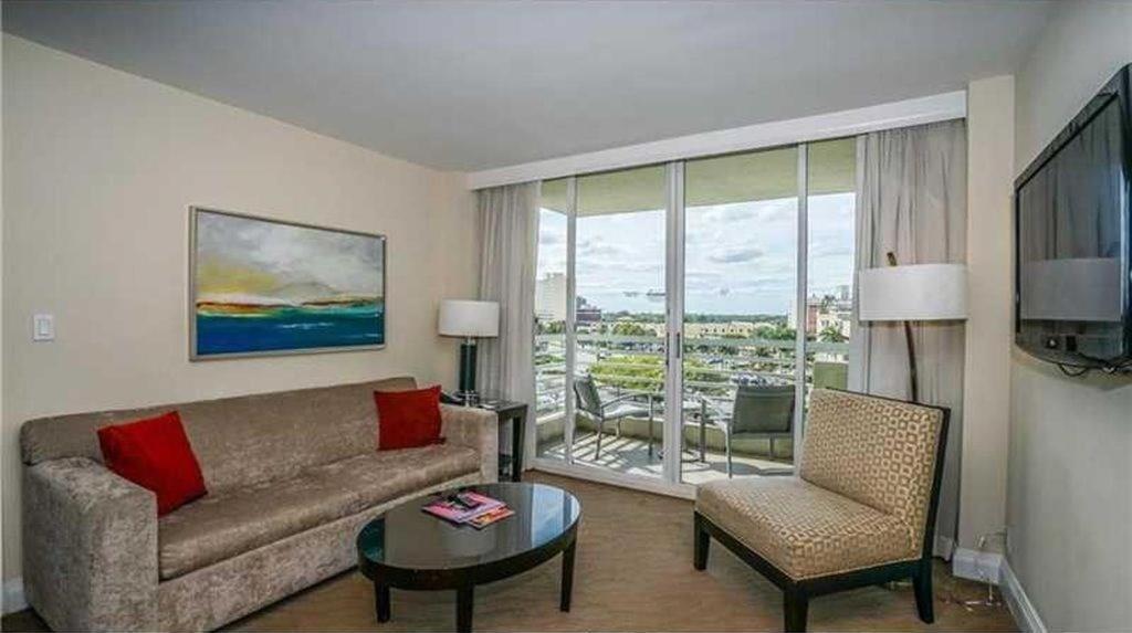 Doubletree-hilton Walk To The Beach Hotel Fort Lauderdale