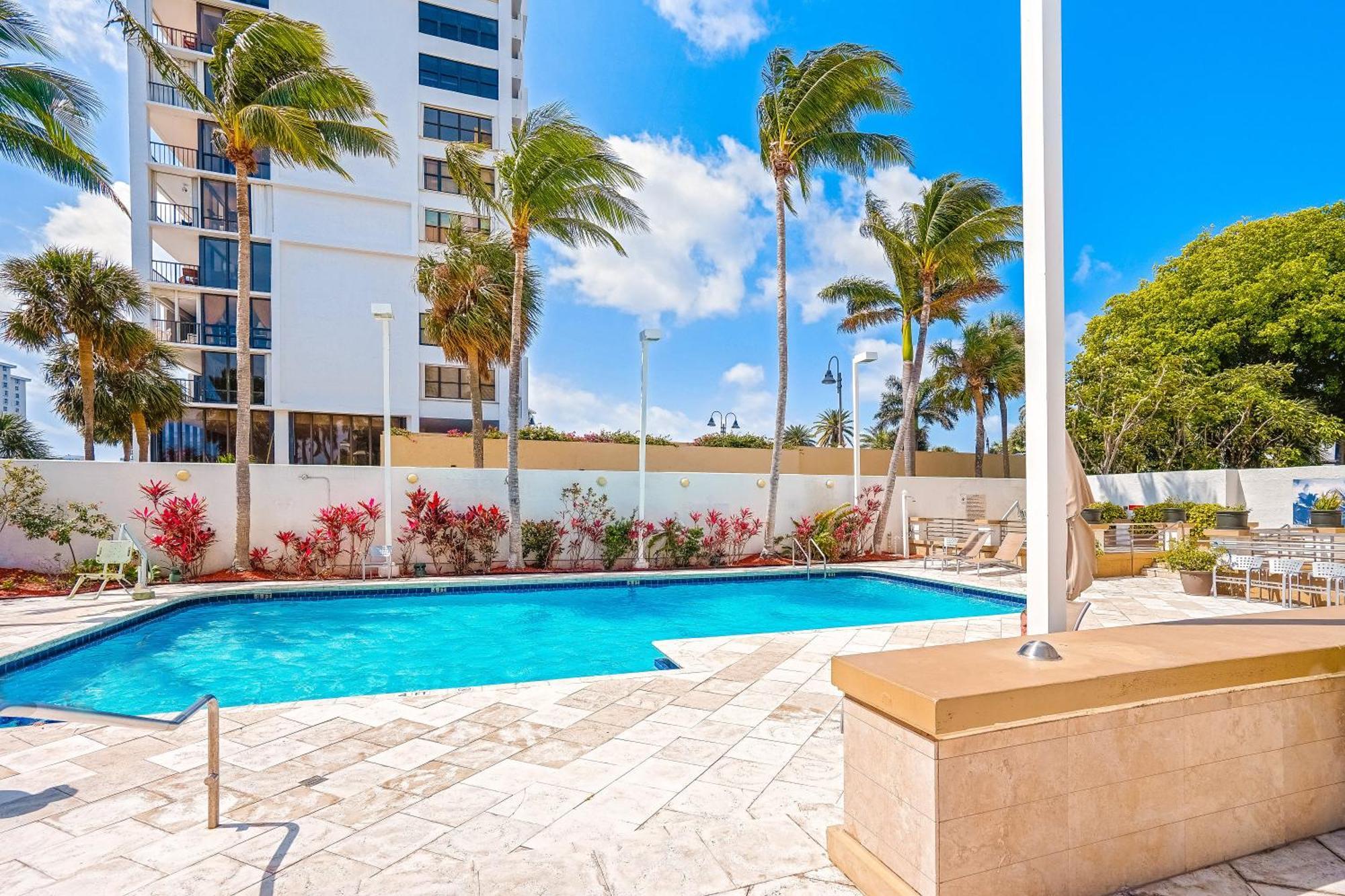 Hotel Doubletree-hilton Walk To The Beach Fort Lauderdale