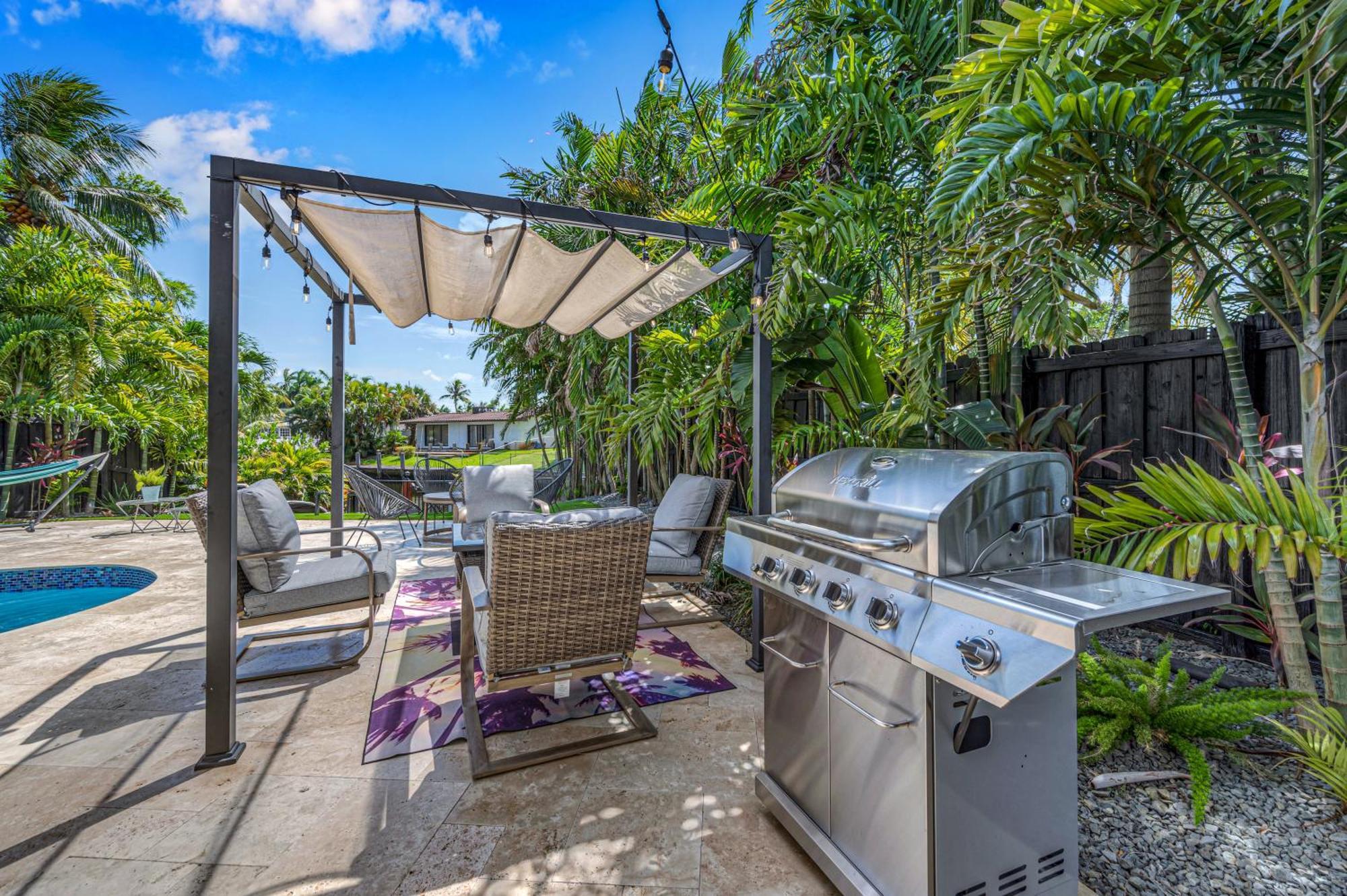 Villa Givenchy Waterfront With Hot Tub & Bbq