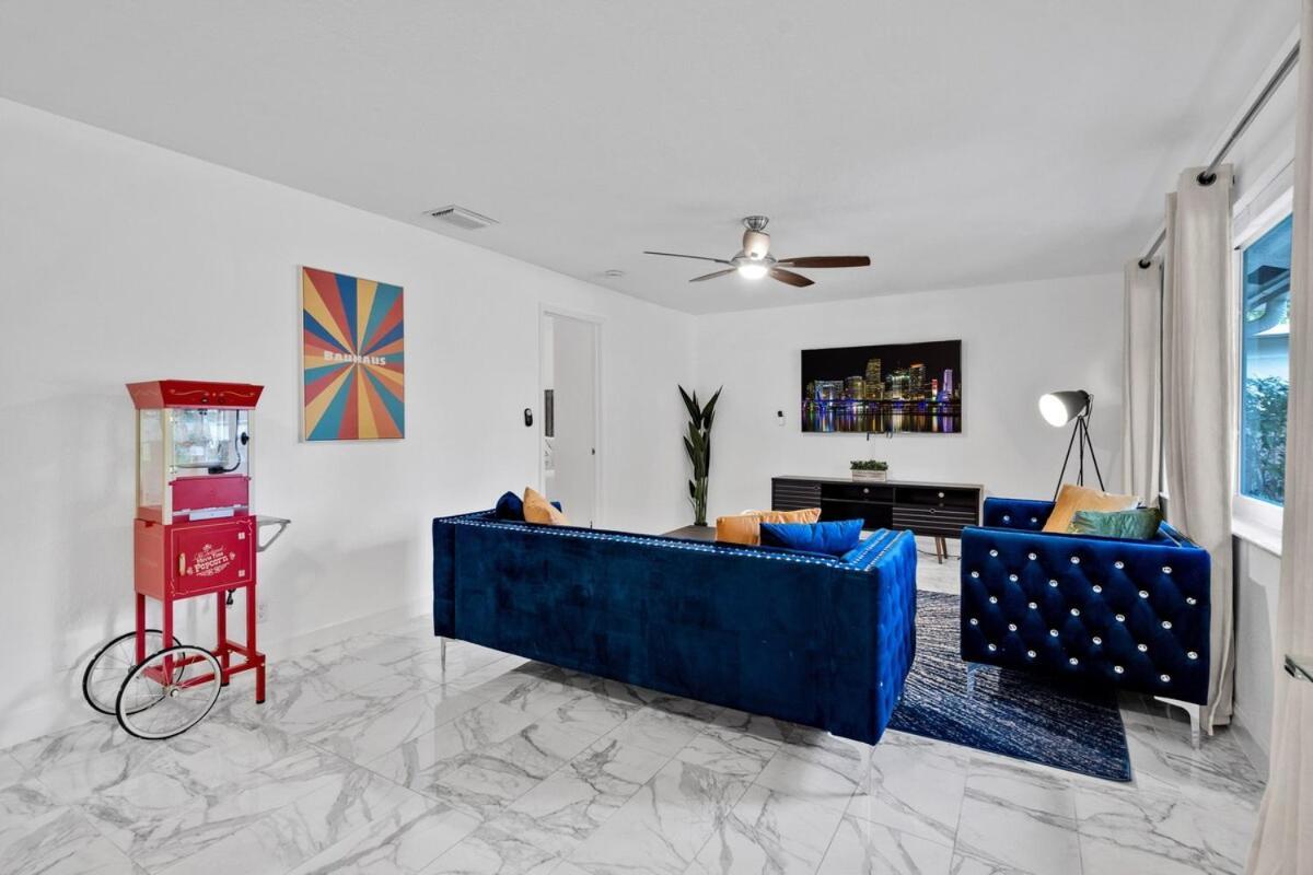Waterfront House - Solar Heated Pool, Arcade Games Holiday home