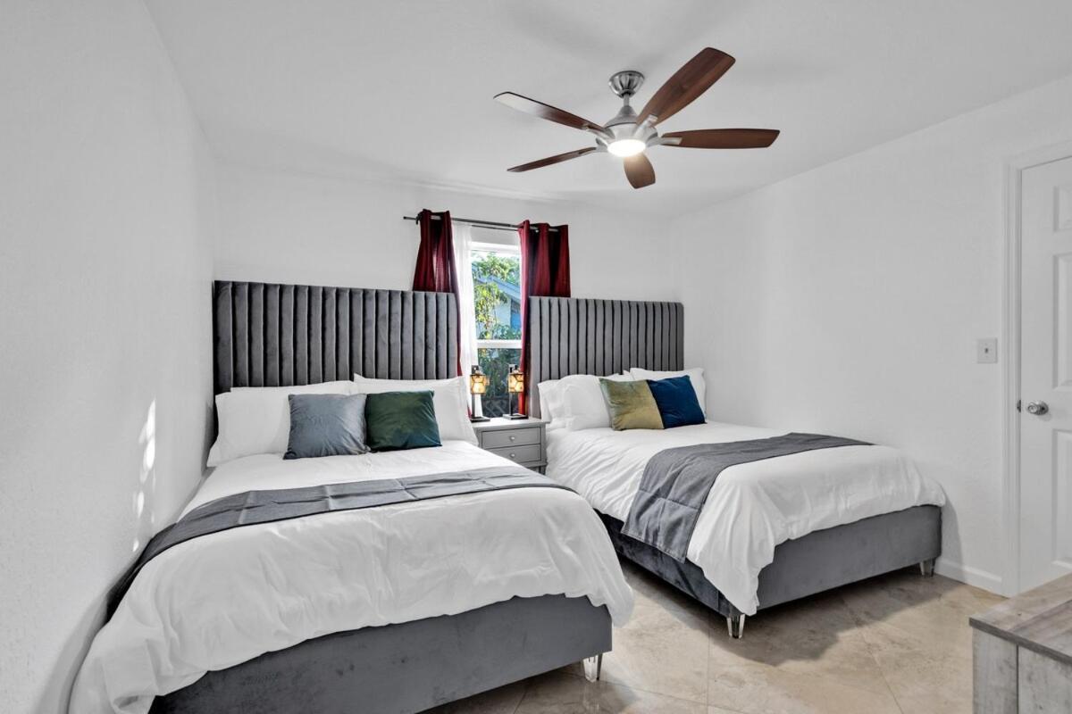 Holiday home Waterfront House - Solar Heated Pool, Arcade Games