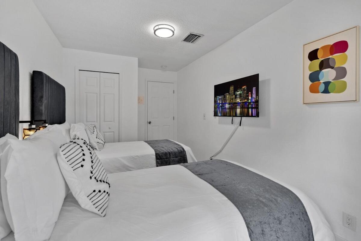 Waterfront House - Solar Heated Pool, Arcade Games * Fort Lauderdale