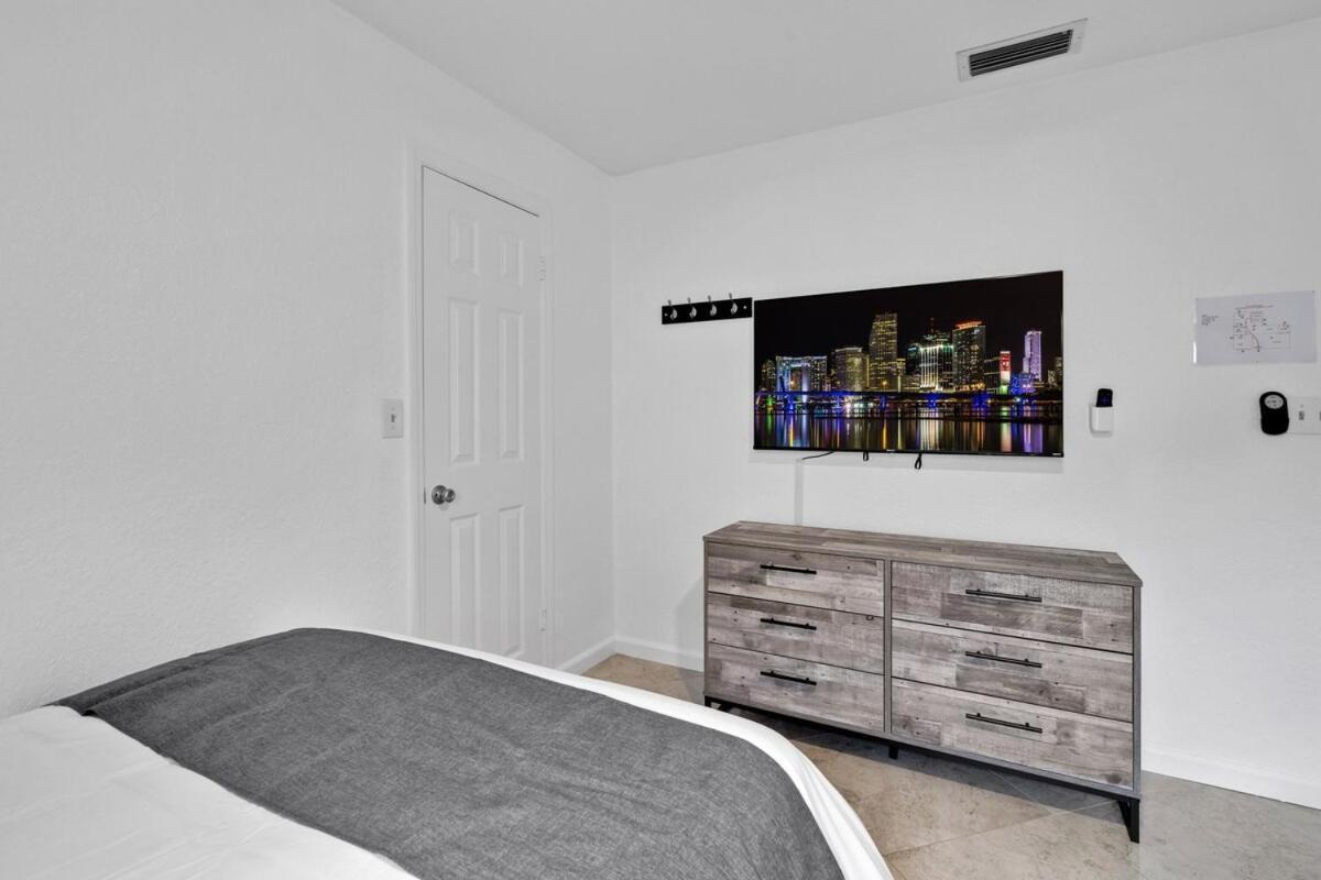 Waterfront House - Solar Heated Pool, Arcade Games Holiday home Fort Lauderdale