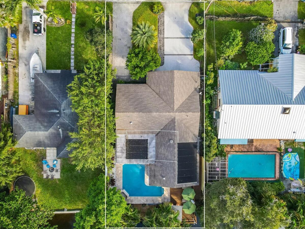 Holiday home Waterfront House - Solar Heated Pool, Arcade Games