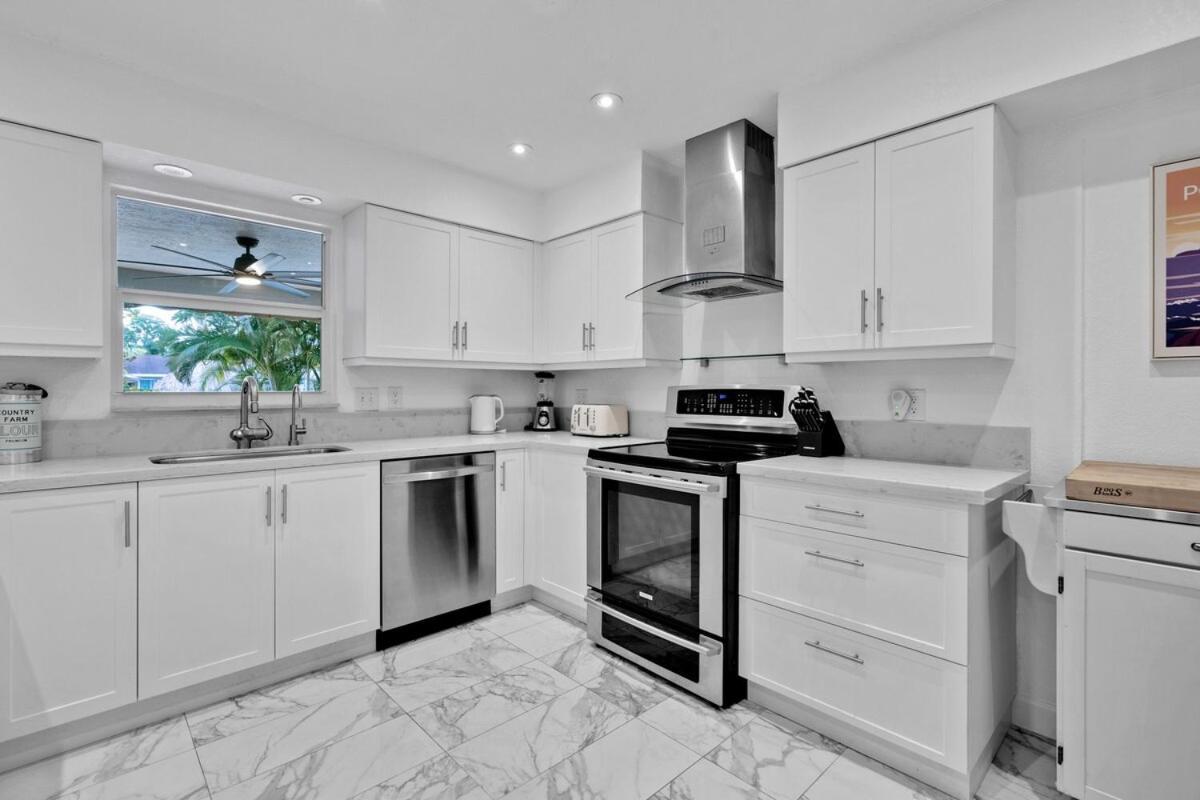 Holiday home Waterfront House - Solar Heated Pool, Arcade Games *