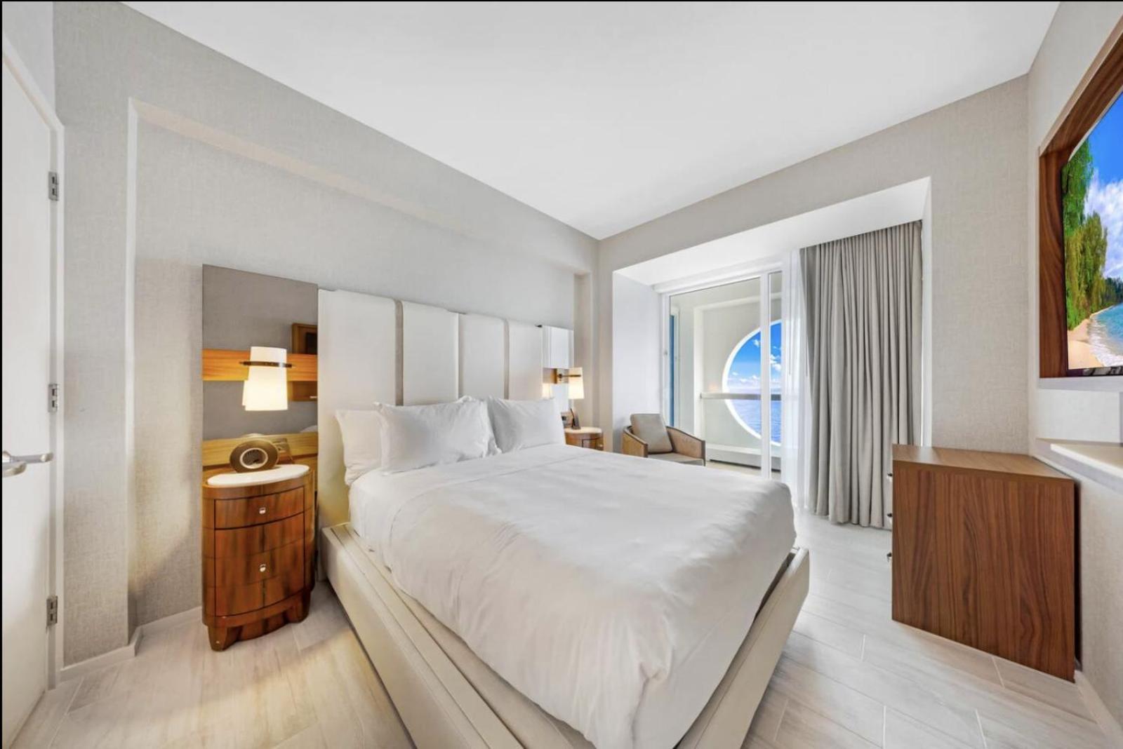 Beachfront With Spacious Balcony Apartment *