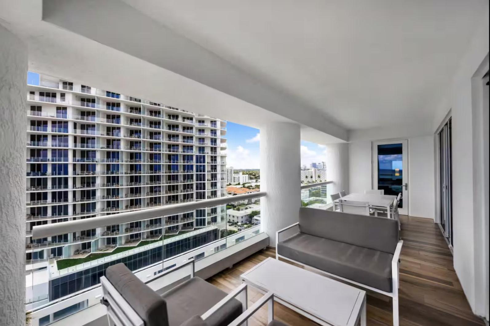 Beachfront With Spacious Balcony Apartment *