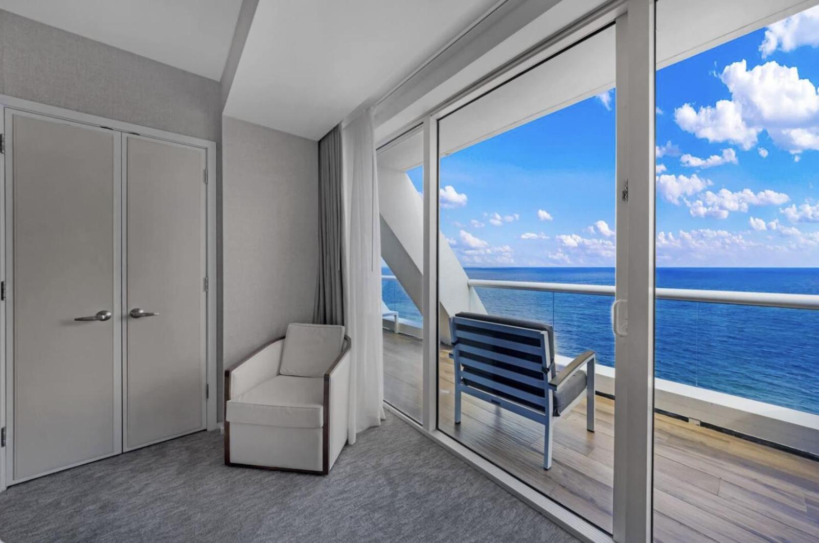 Beachfront With Spacious Balcony Apartment *