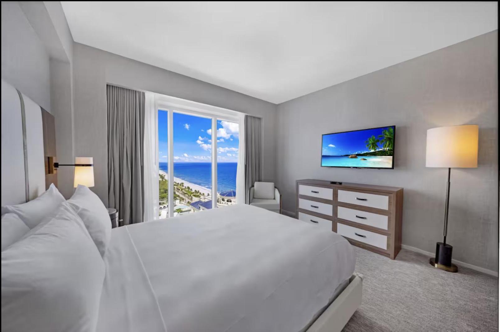 Beachfront With Spacious Balcony Apartment *