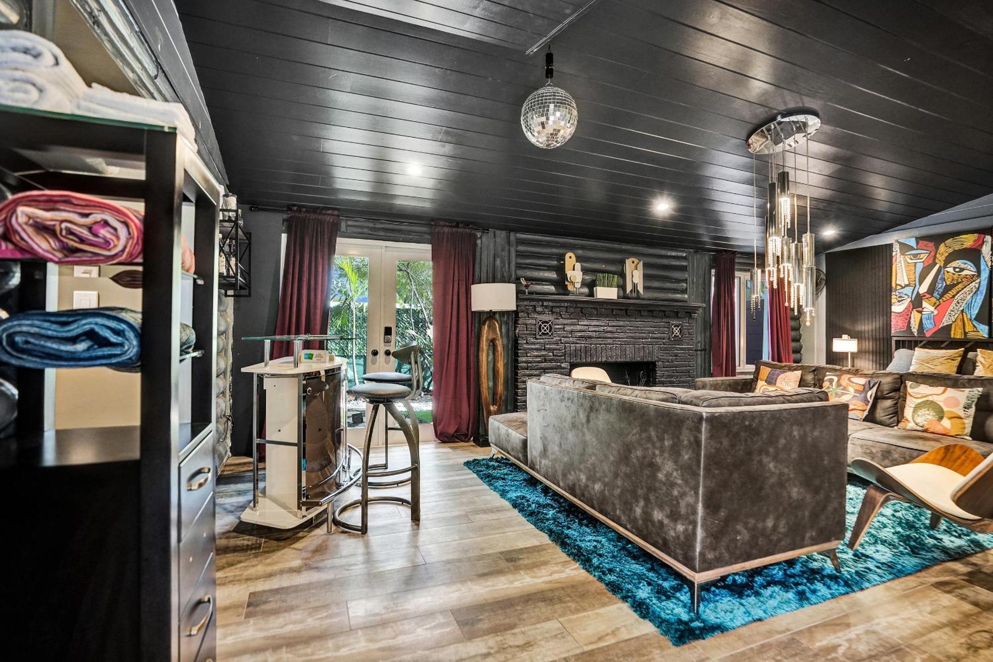 Kiki Grand - Men's Clothing Optional Holiday home *