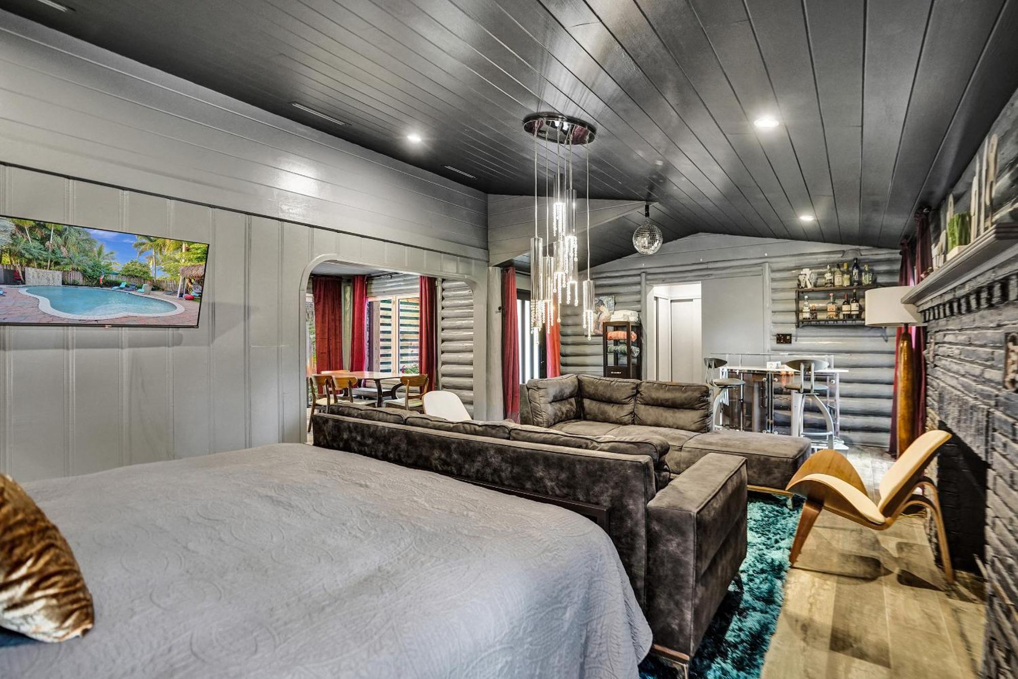 Kiki Grand - Men's Clothing Optional Holiday home *