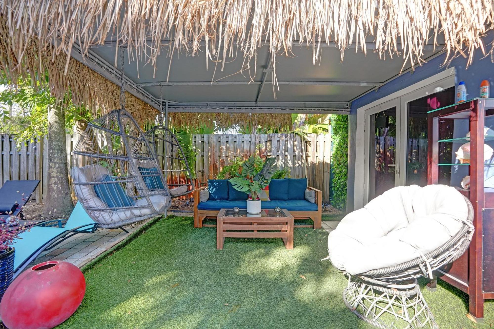 Kiki 4 - Men's Clothing Optional Guest house *