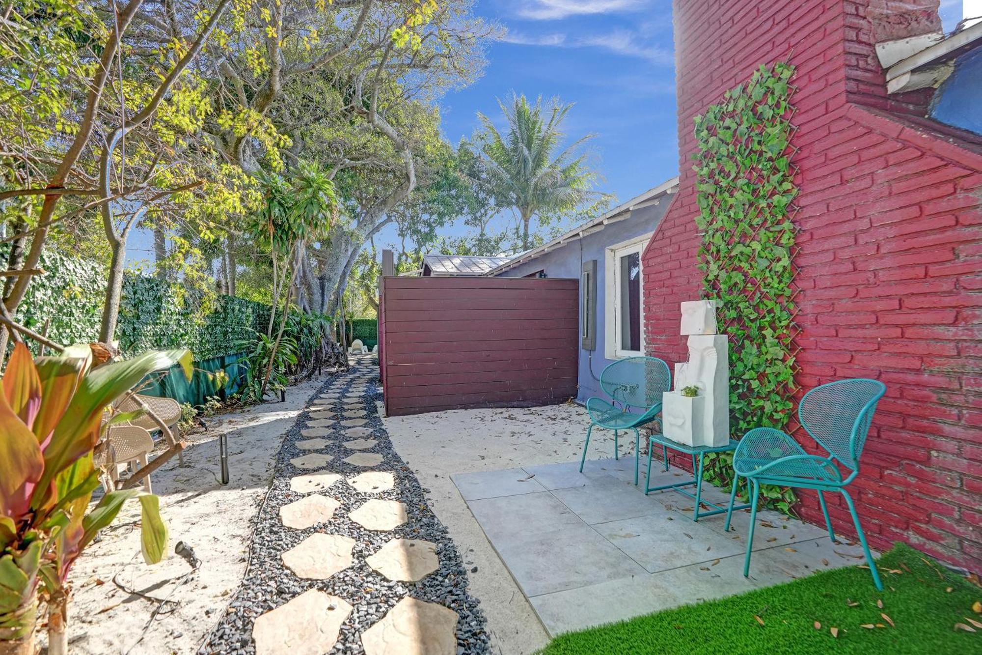 Kiki 4 - Men's Clothing Optional Guest house
