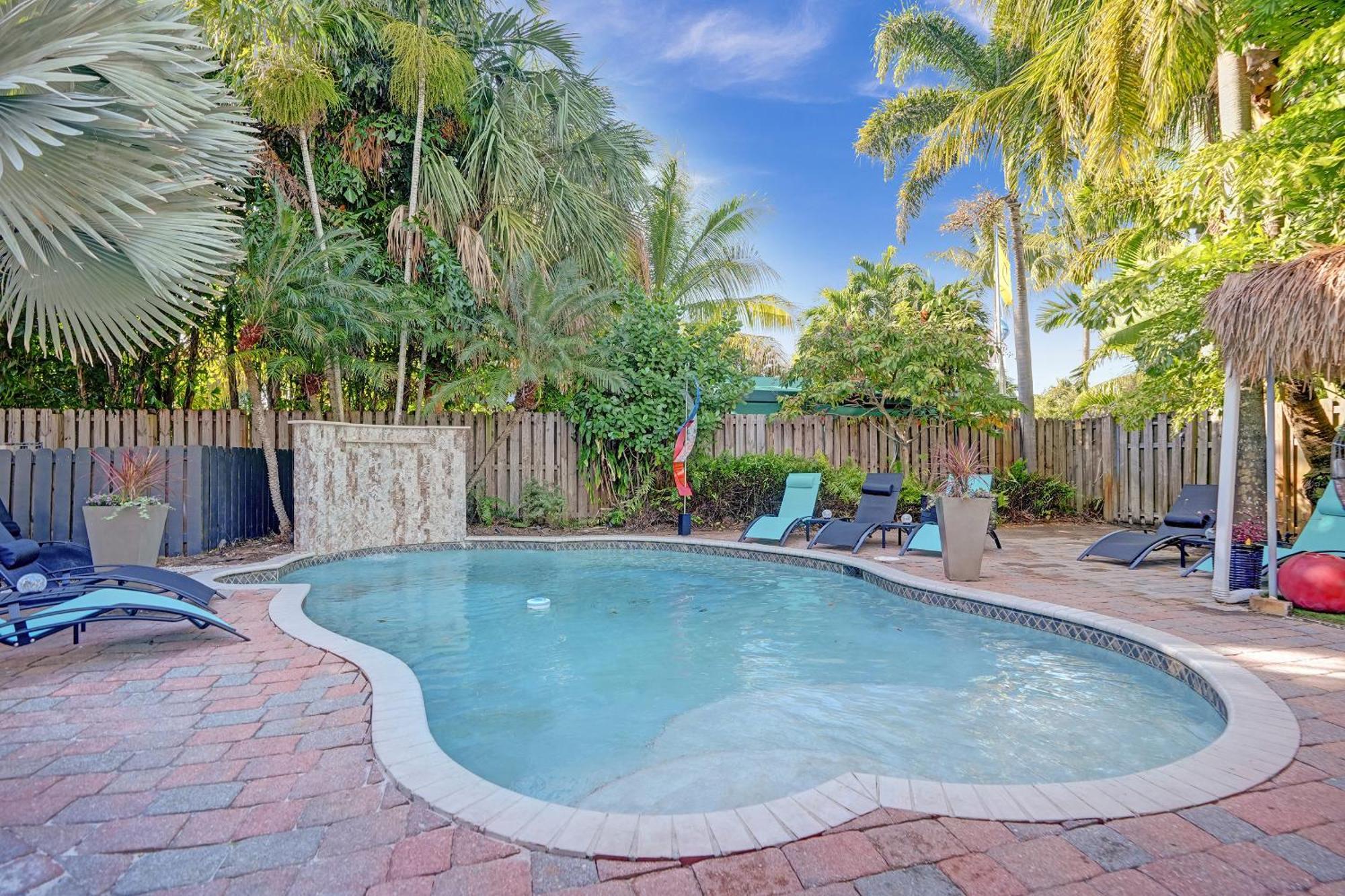 Kiki 4 - Men's Clothing Optional Guest house *
