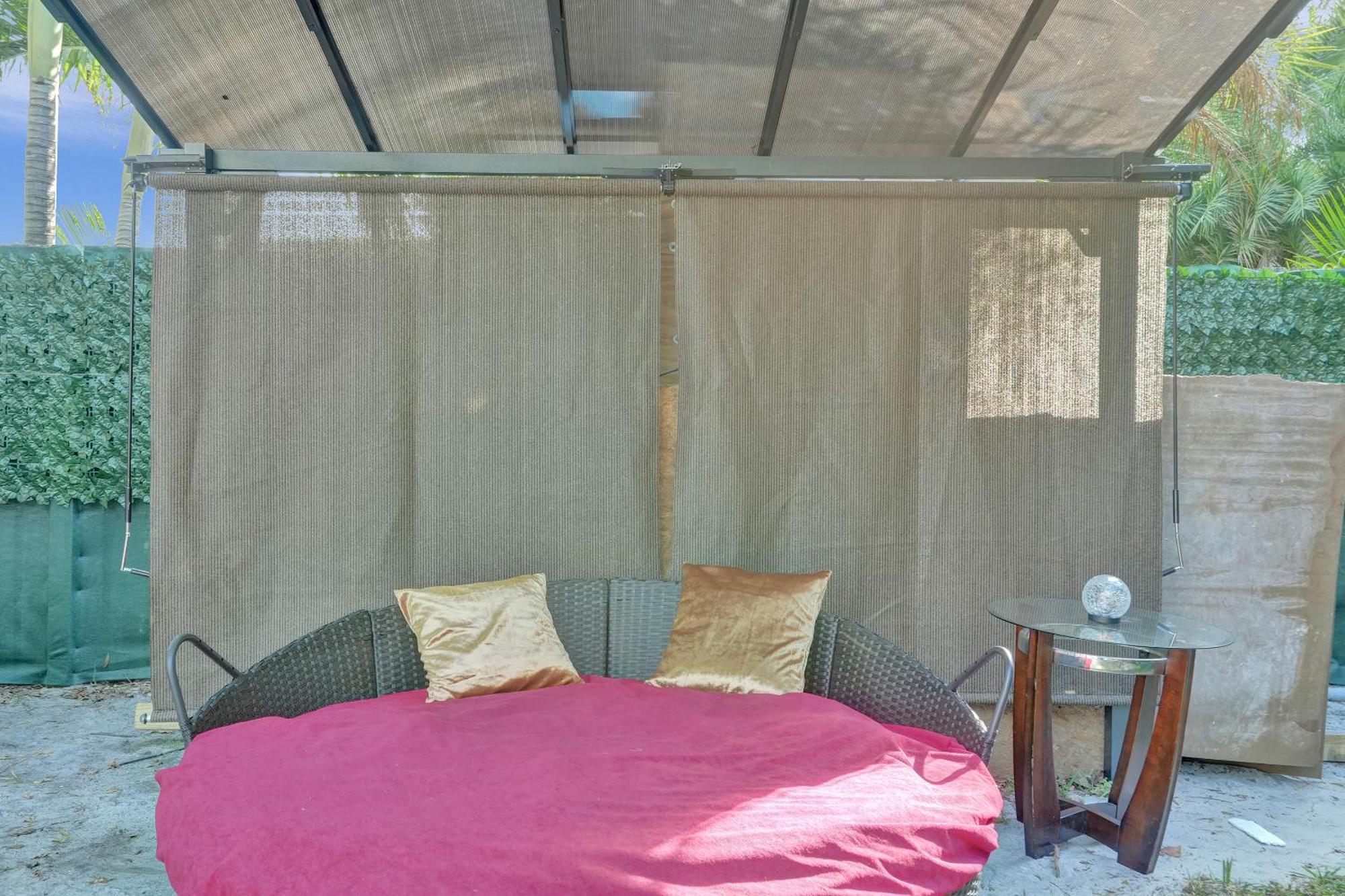 Kiki 4 - Men's Clothing Optional Guest house