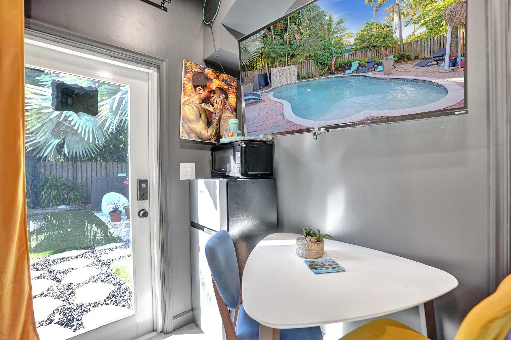 Kiki 4 - Men's Clothing Optional Guest house *