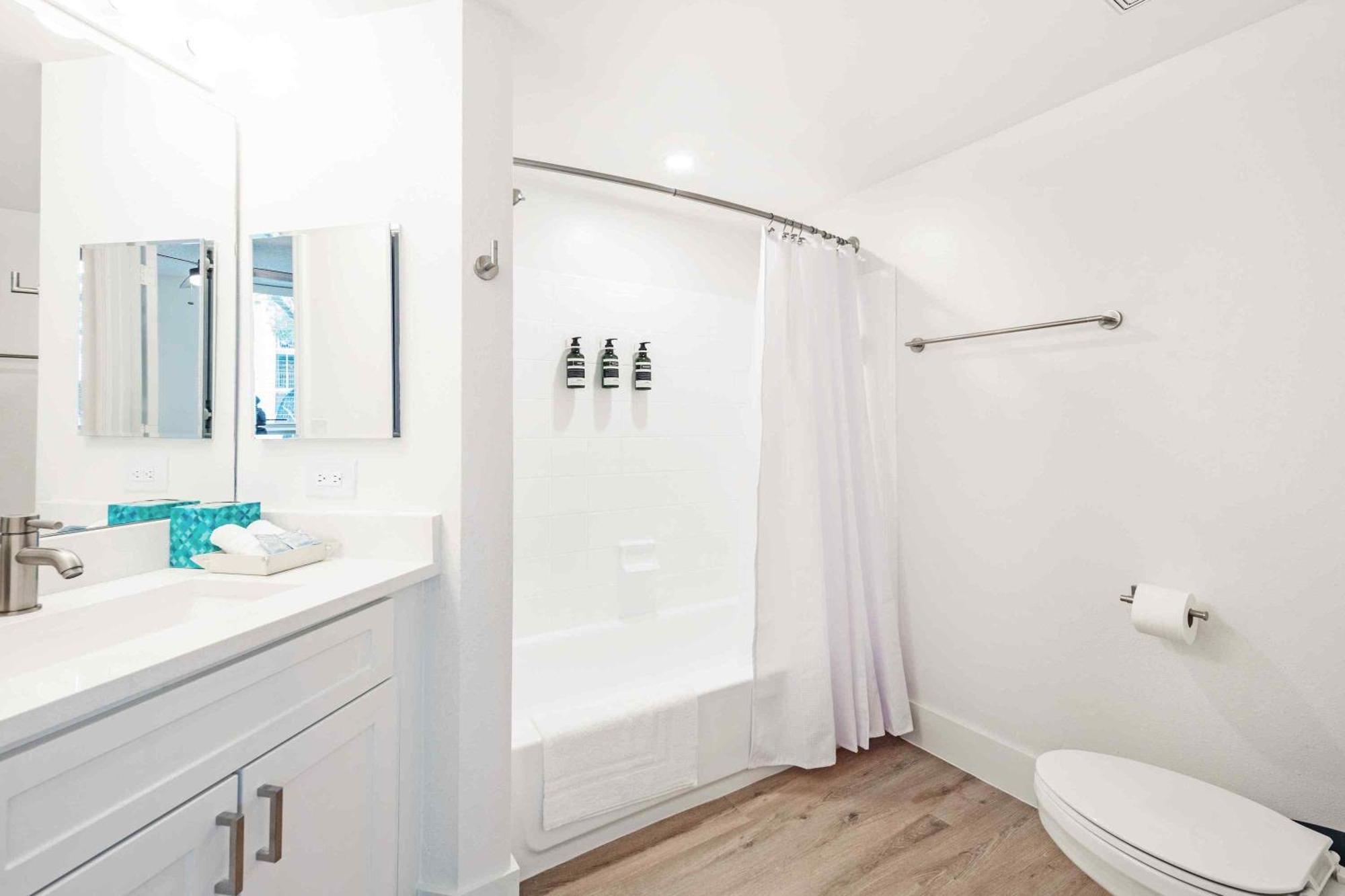 Stunning Centrally Located At New River Cove In South Florida Apartment