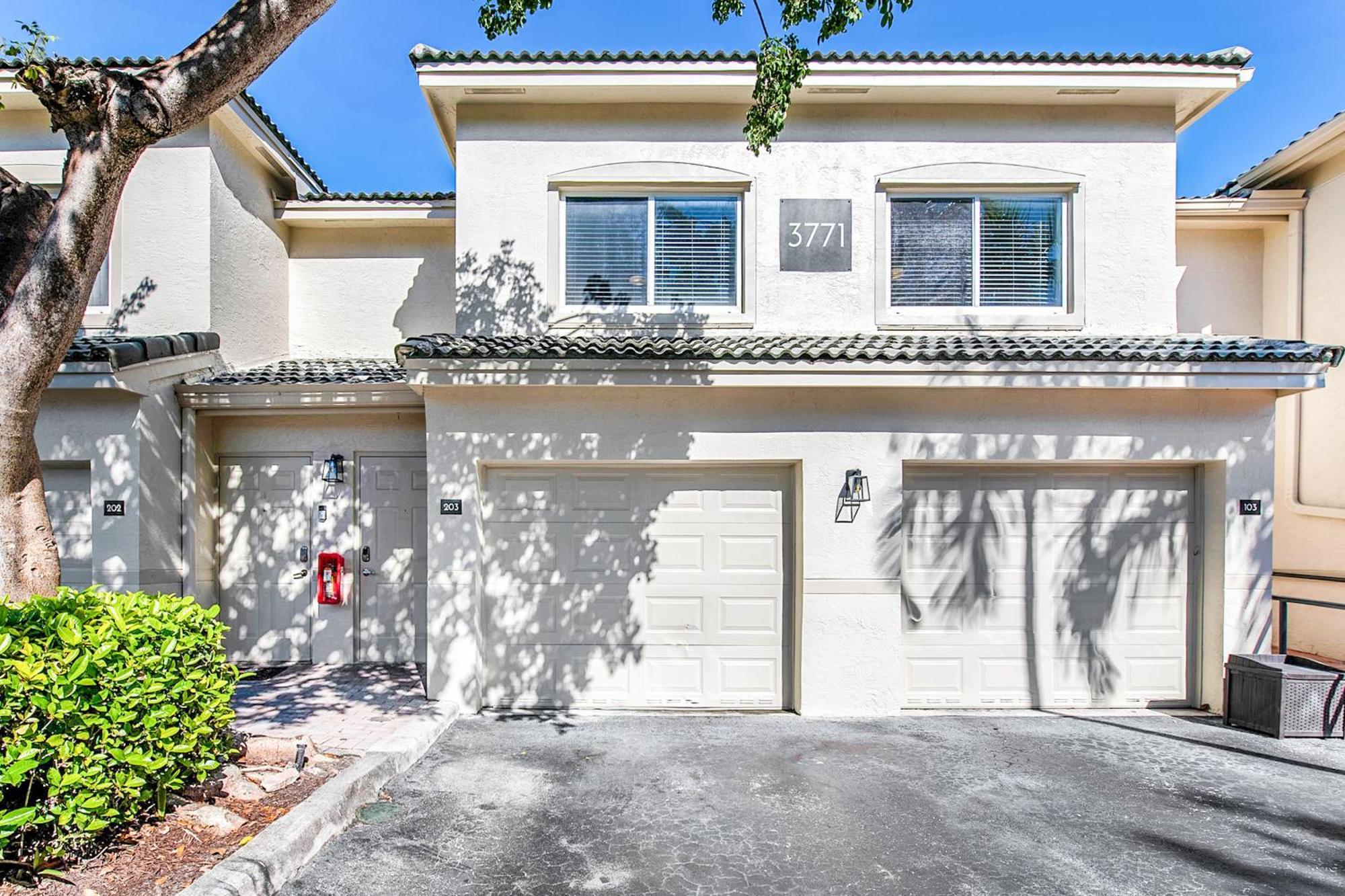 Stunning Centrally Located At New River Cove In South Florida