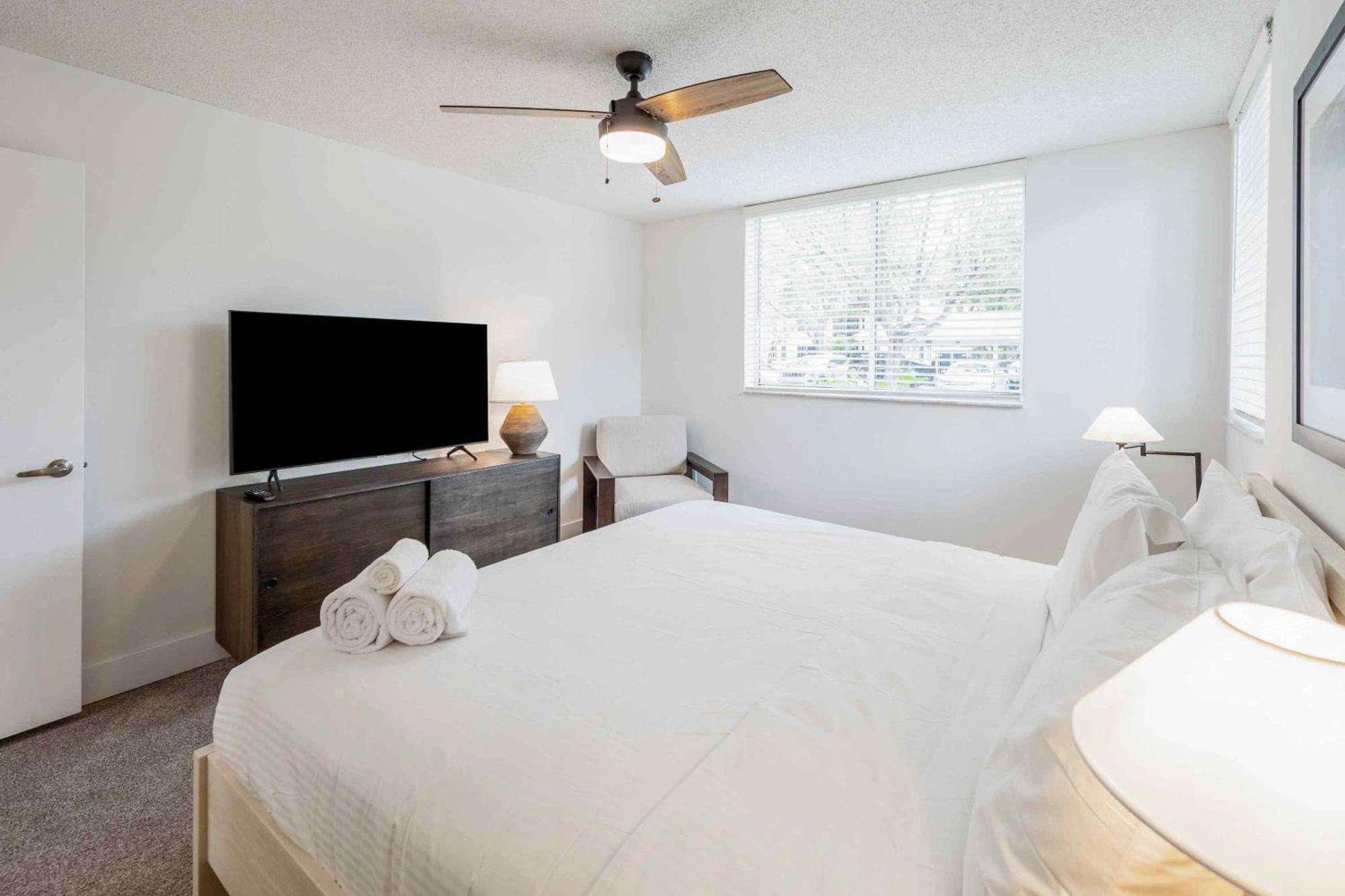 Stunning Centrally Located At New River Cove In South Florida Apartment *
