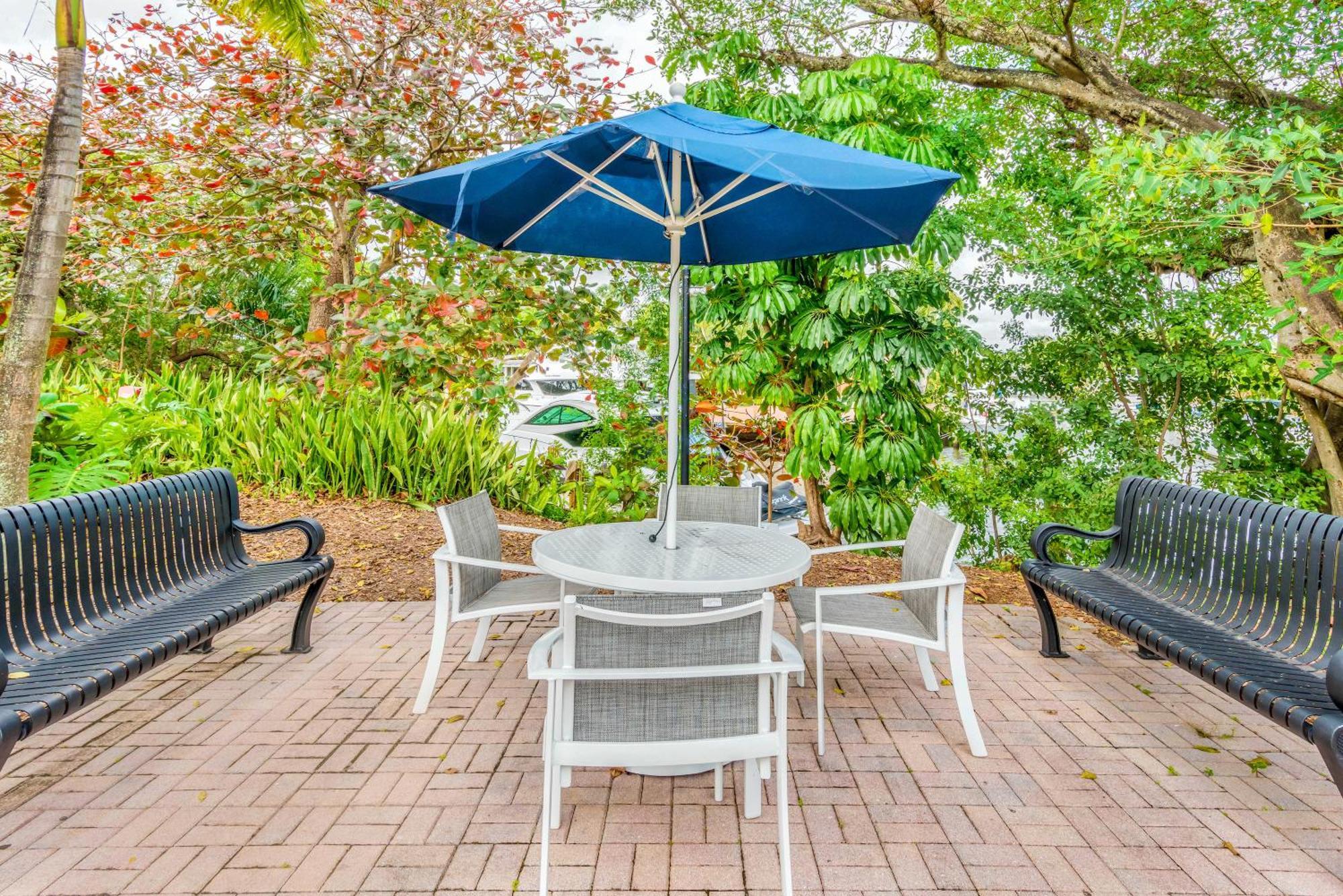 Stunning Centrally Located At New River Cove In South Florida *