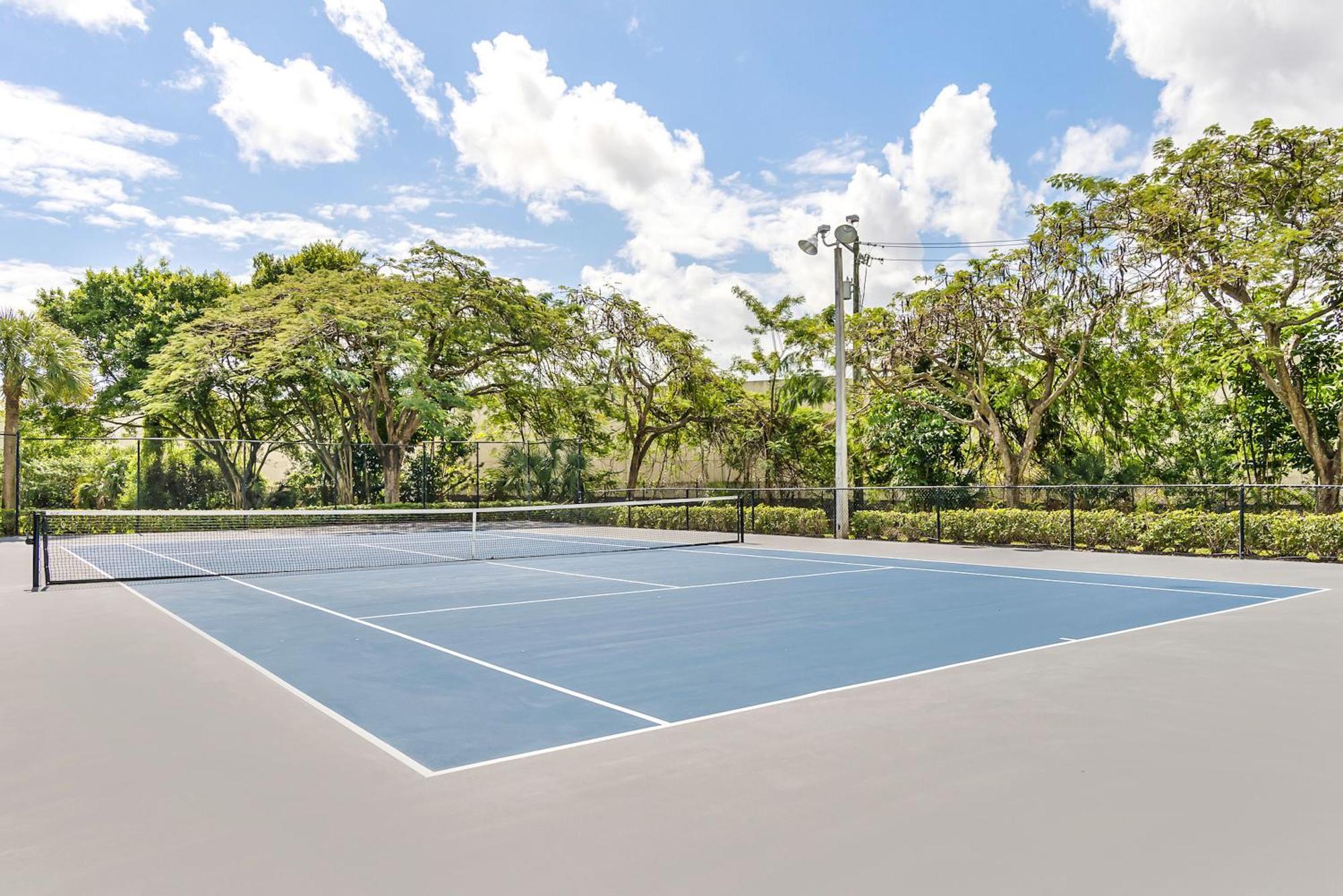 Stunning Centrally Located At New River Cove In South Florida Apartment
