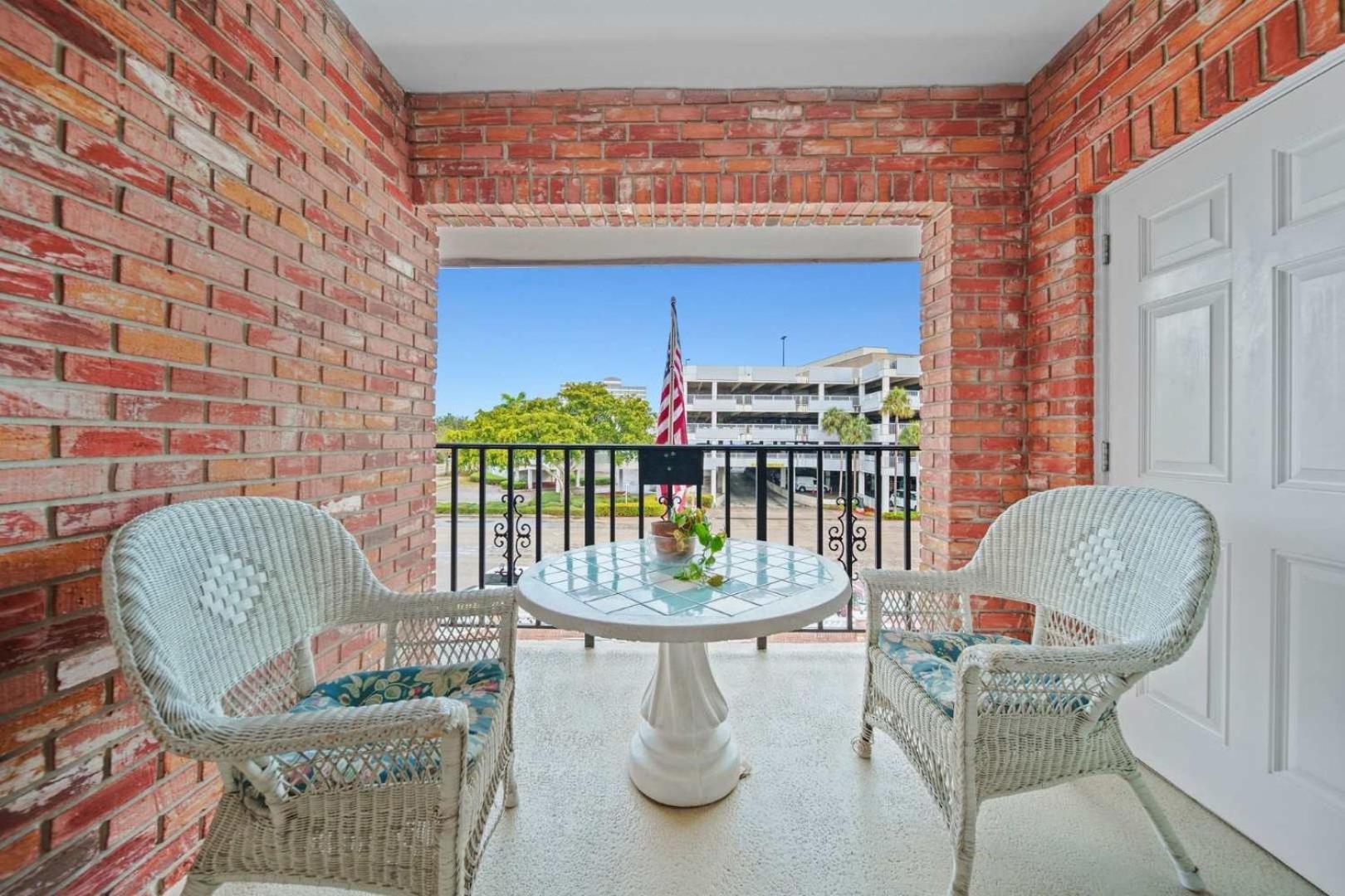 Luxe 2br Escape Lauderdale Apartment