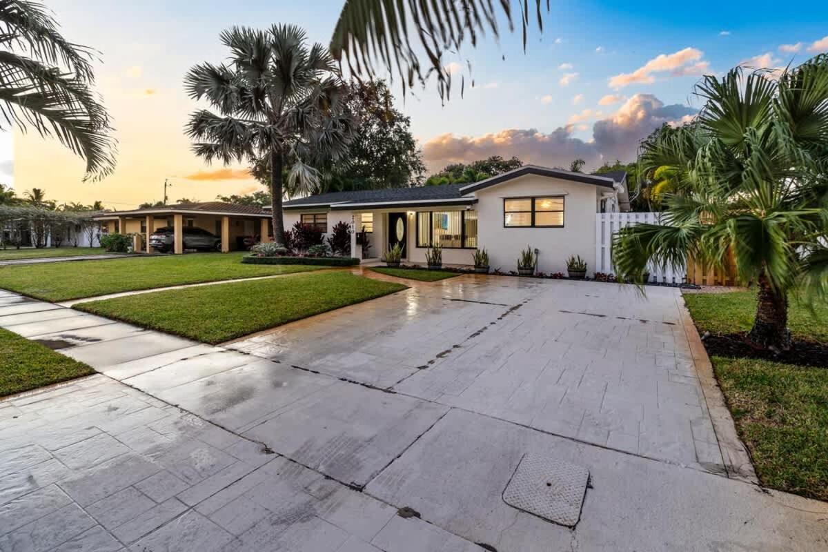 Tropical Getaway - Heated Pool & Patio Retreat Holiday home *