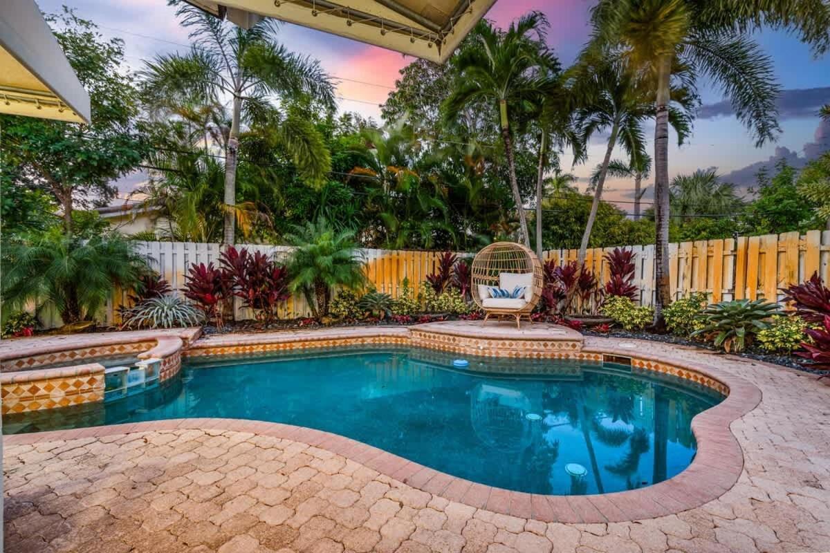 Tropical Getaway - Heated Pool & Patio Retreat *