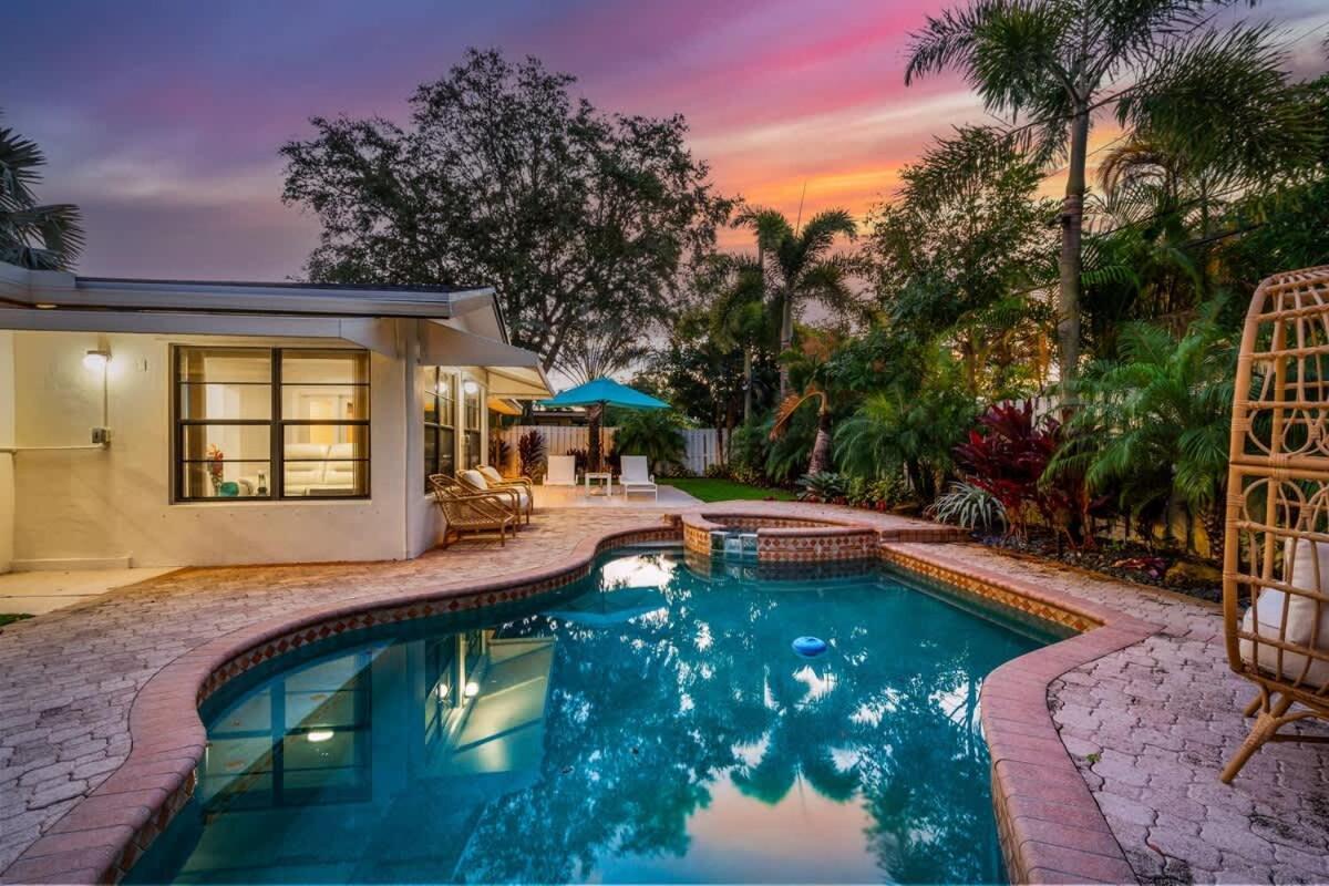 Tropical Getaway - Heated Pool & Patio Retreat Holiday home