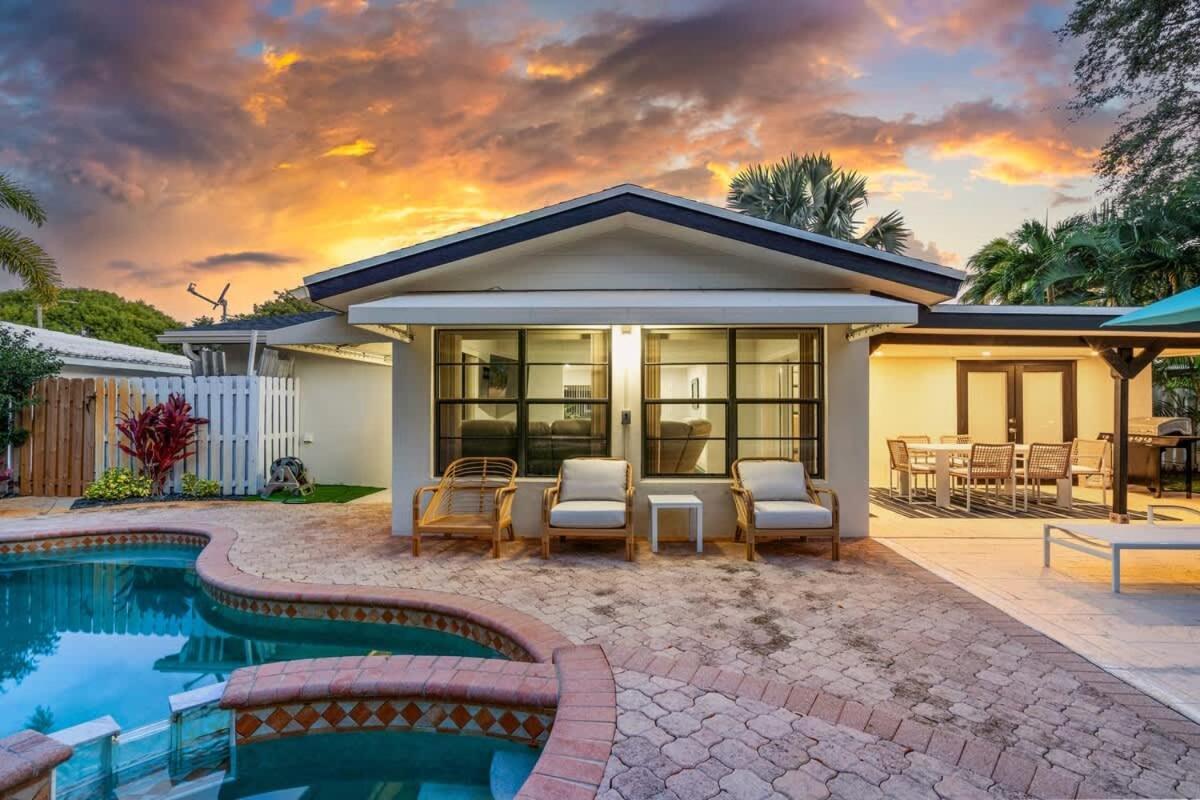 Tropical Getaway - Heated Pool & Patio Retreat Holiday home *
