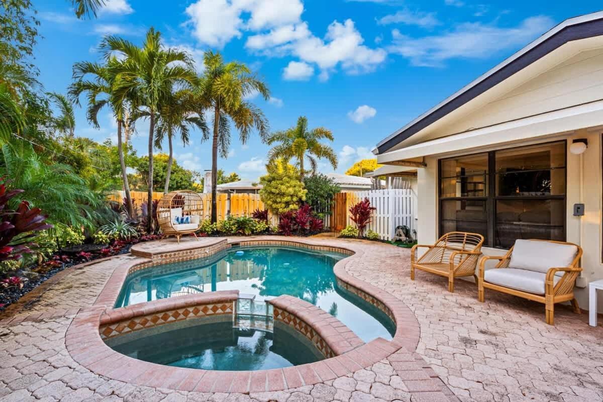 Tropical Getaway - Heated Pool & Patio Retreat *