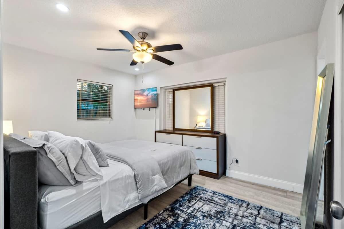 Tropical Getaway - Heated Pool & Patio Retreat *