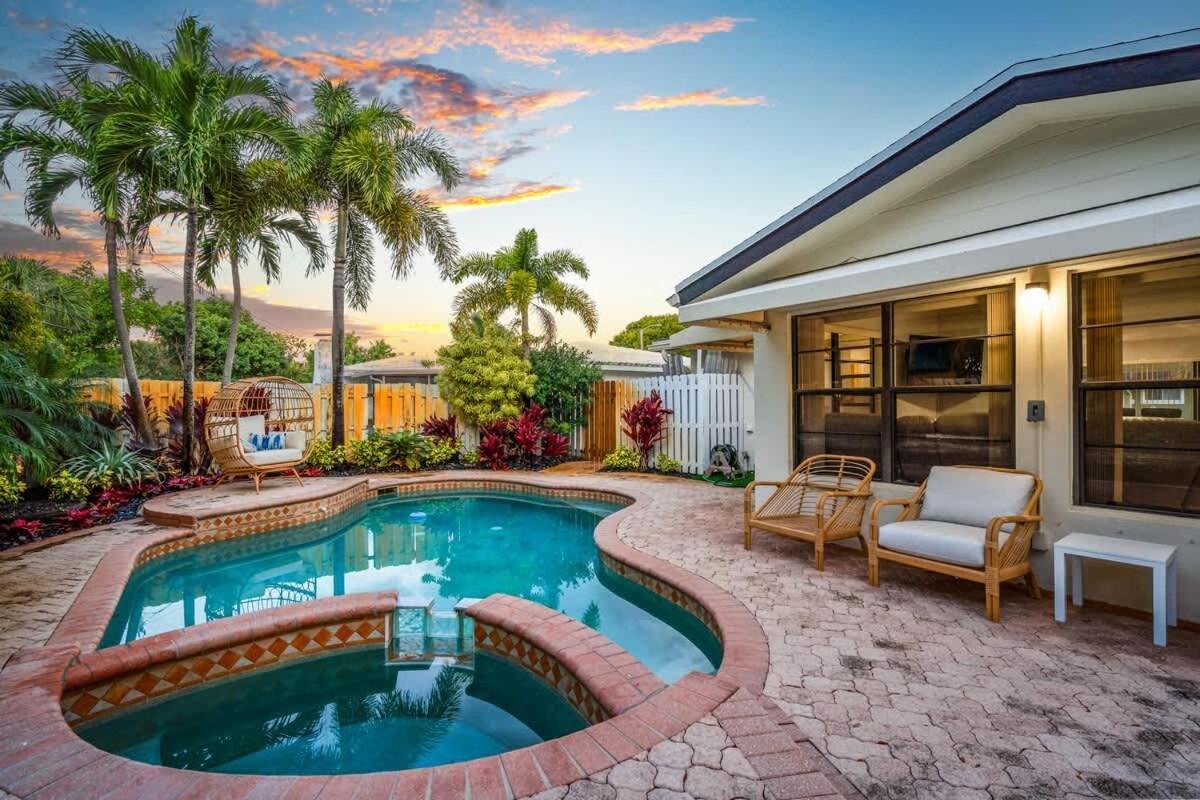Tropical Getaway - Heated Pool & Patio Retreat Holiday home *
