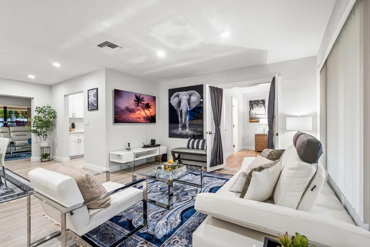 Tropical Getaway - Heated Pool & Patio Retreat *
