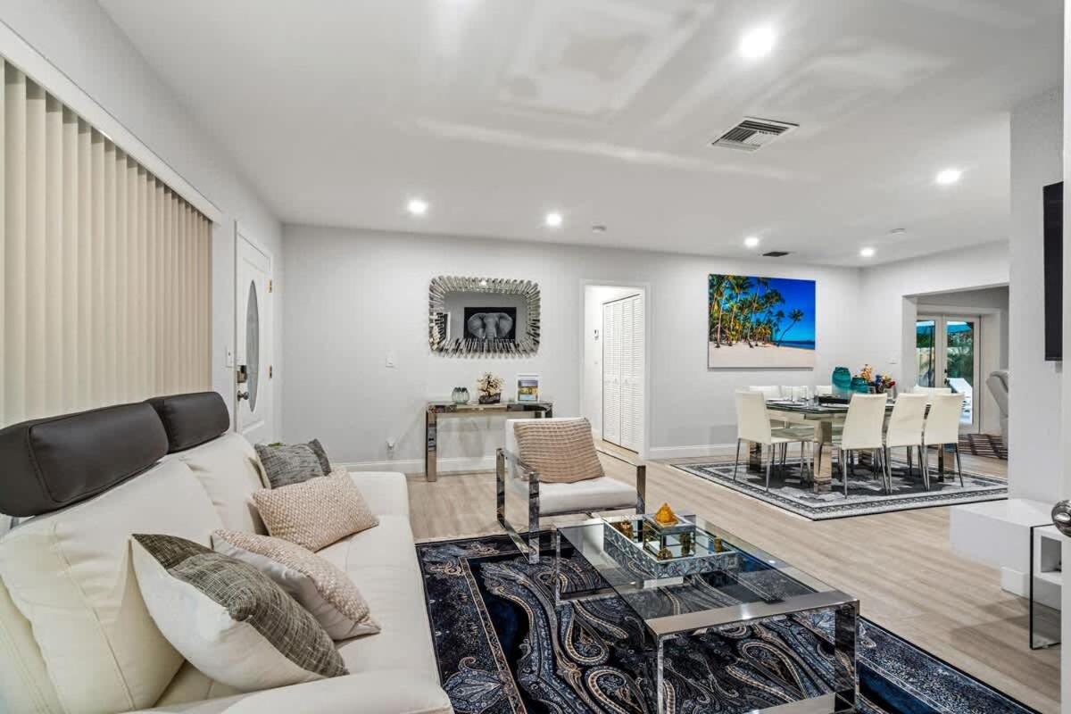 Tropical Getaway - Heated Pool & Patio Retreat Holiday home
