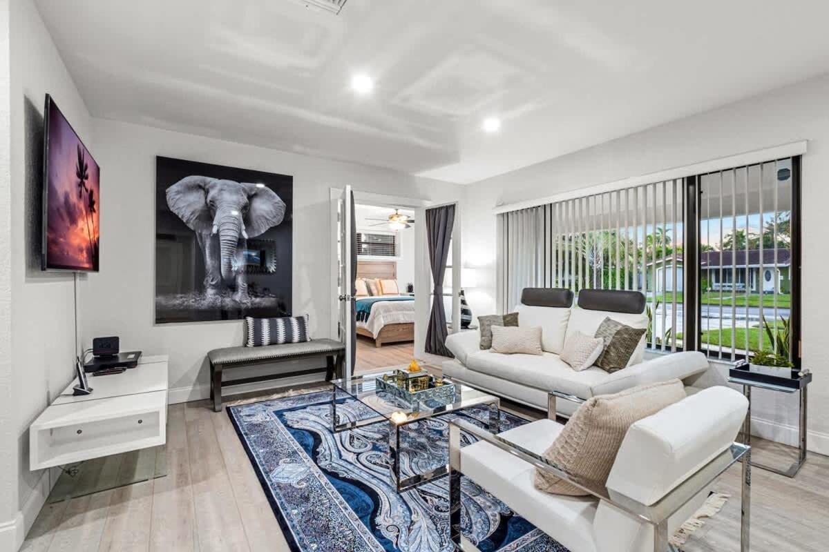 Tropical Getaway - Heated Pool & Patio Retreat
