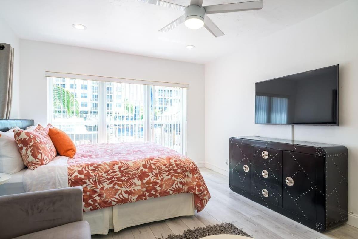 Orange Dream On The Water Apartment