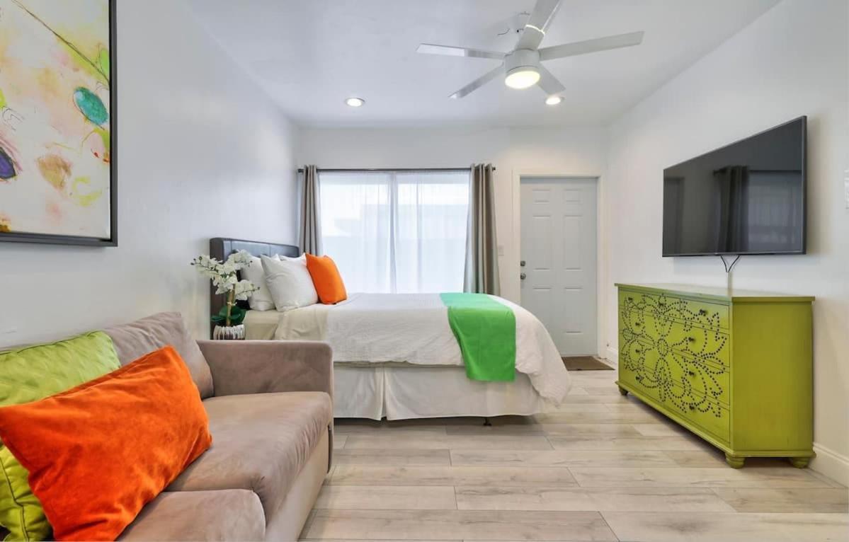 Apartment Orange Dream On The Water
