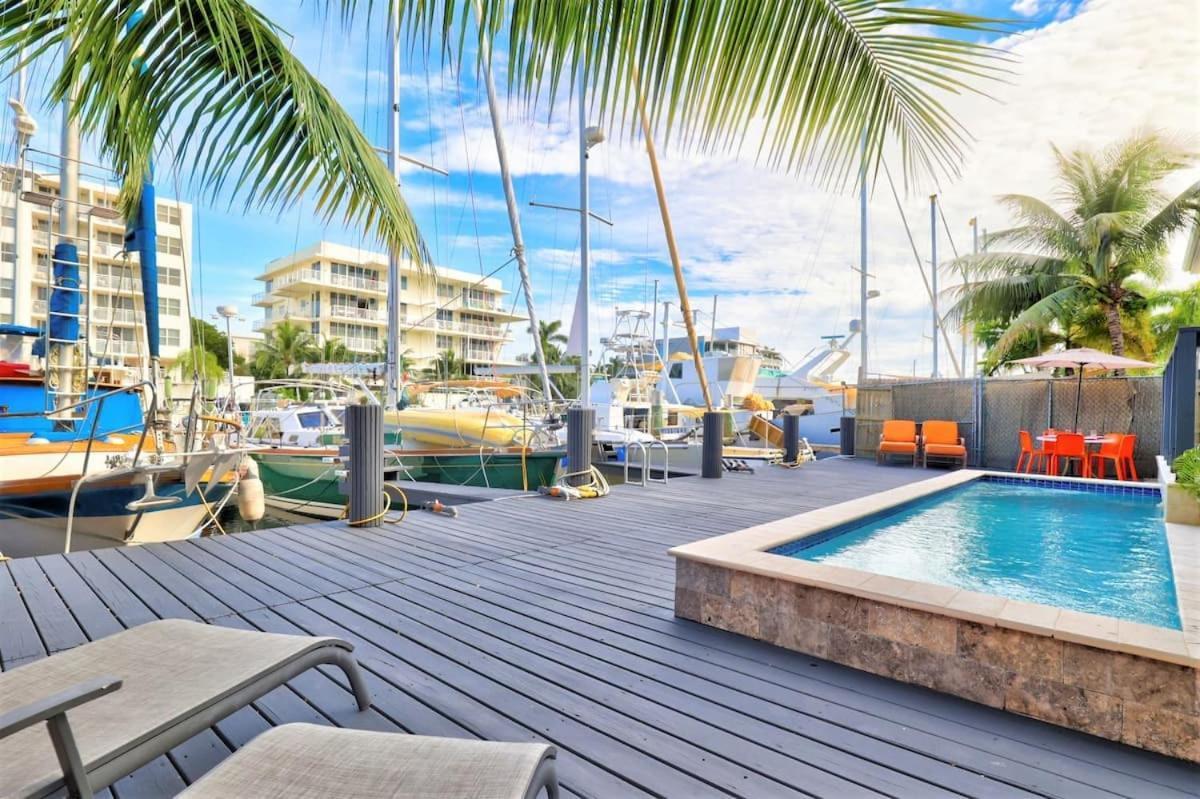 Orange Dream On The Water Apartment