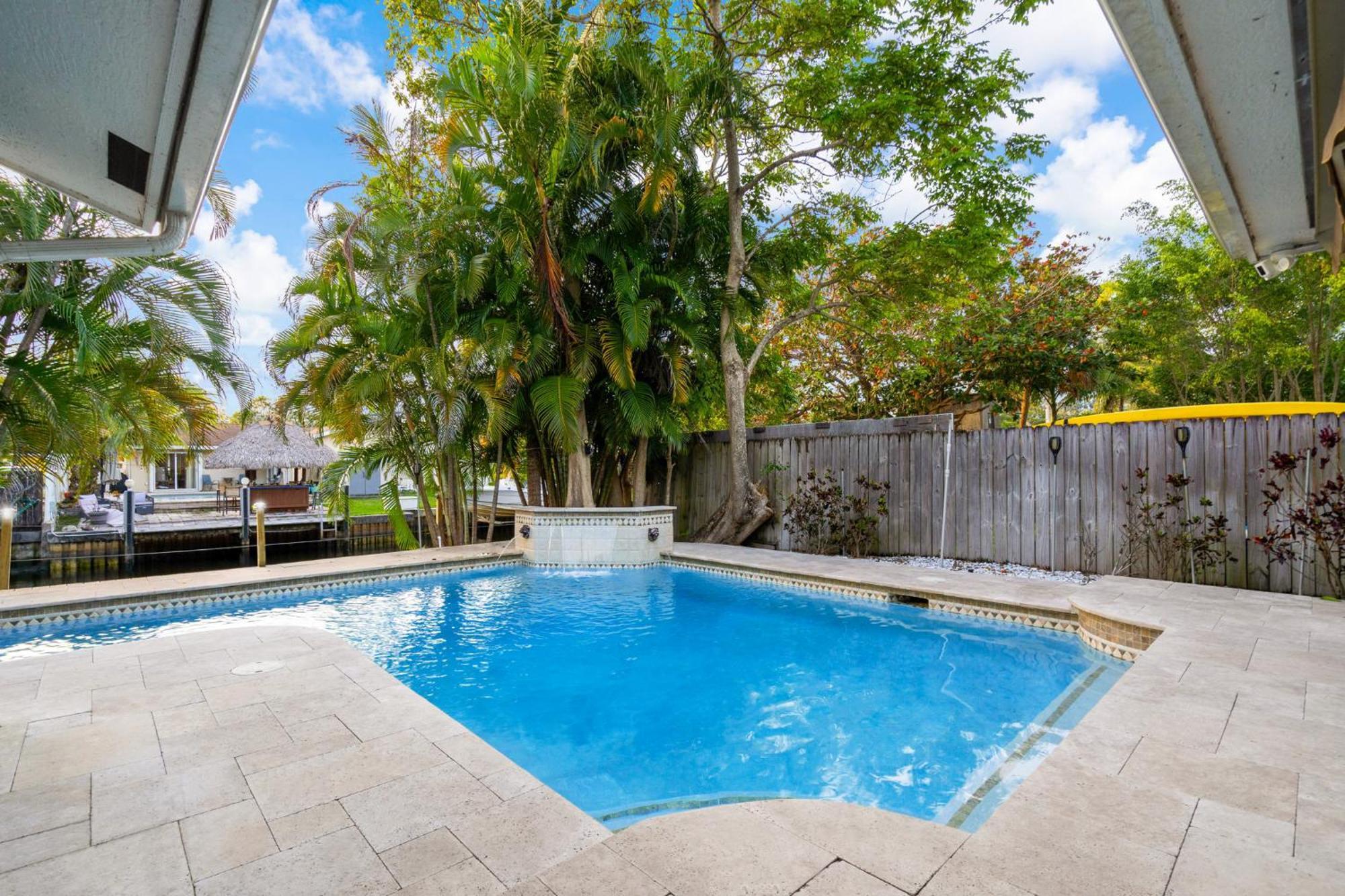 Holiday home Waterfront House - Solar Heated Pool, Arcade Games