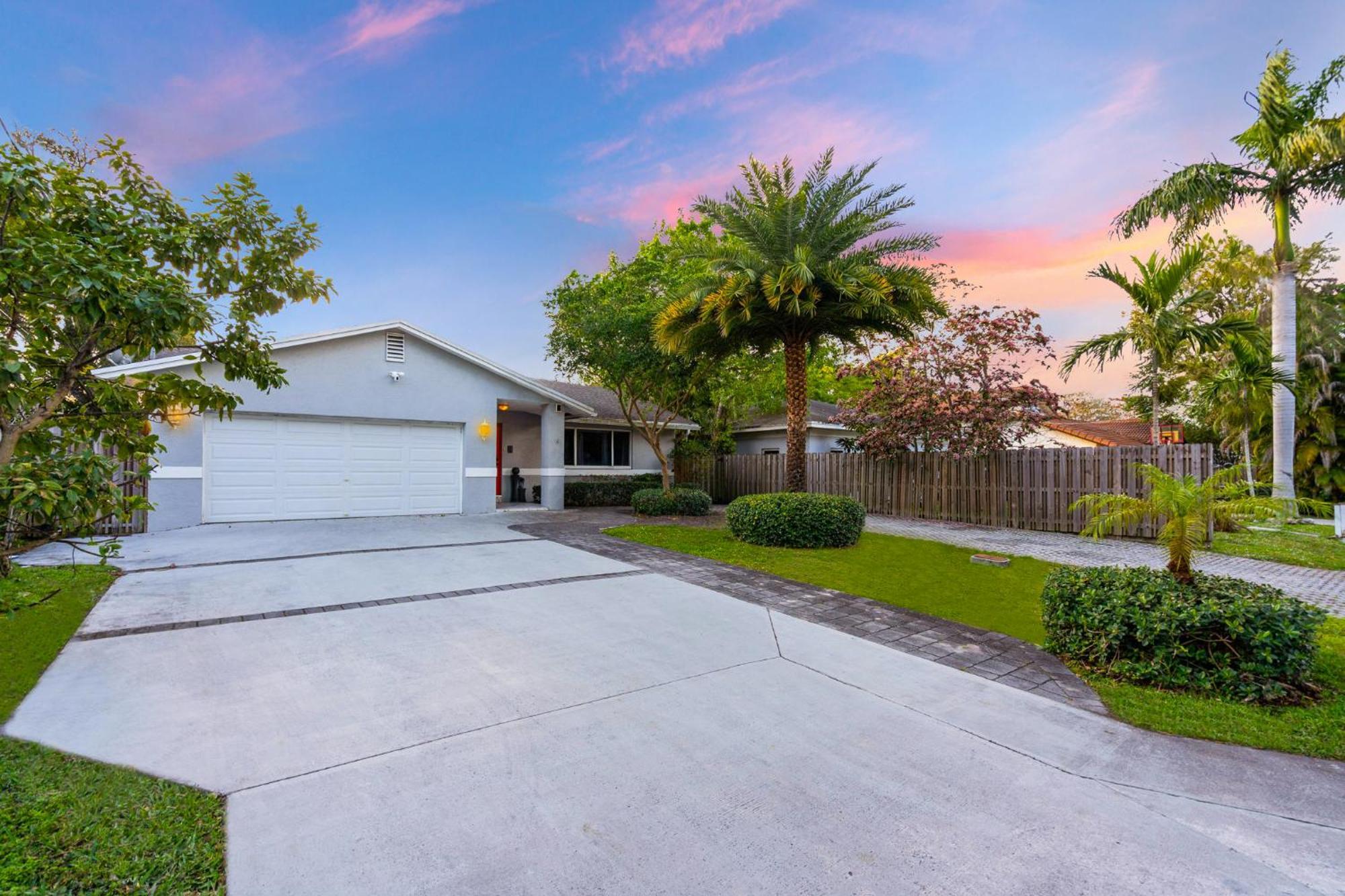 Waterfront House - Solar Heated Pool, Arcade Games Holiday home
