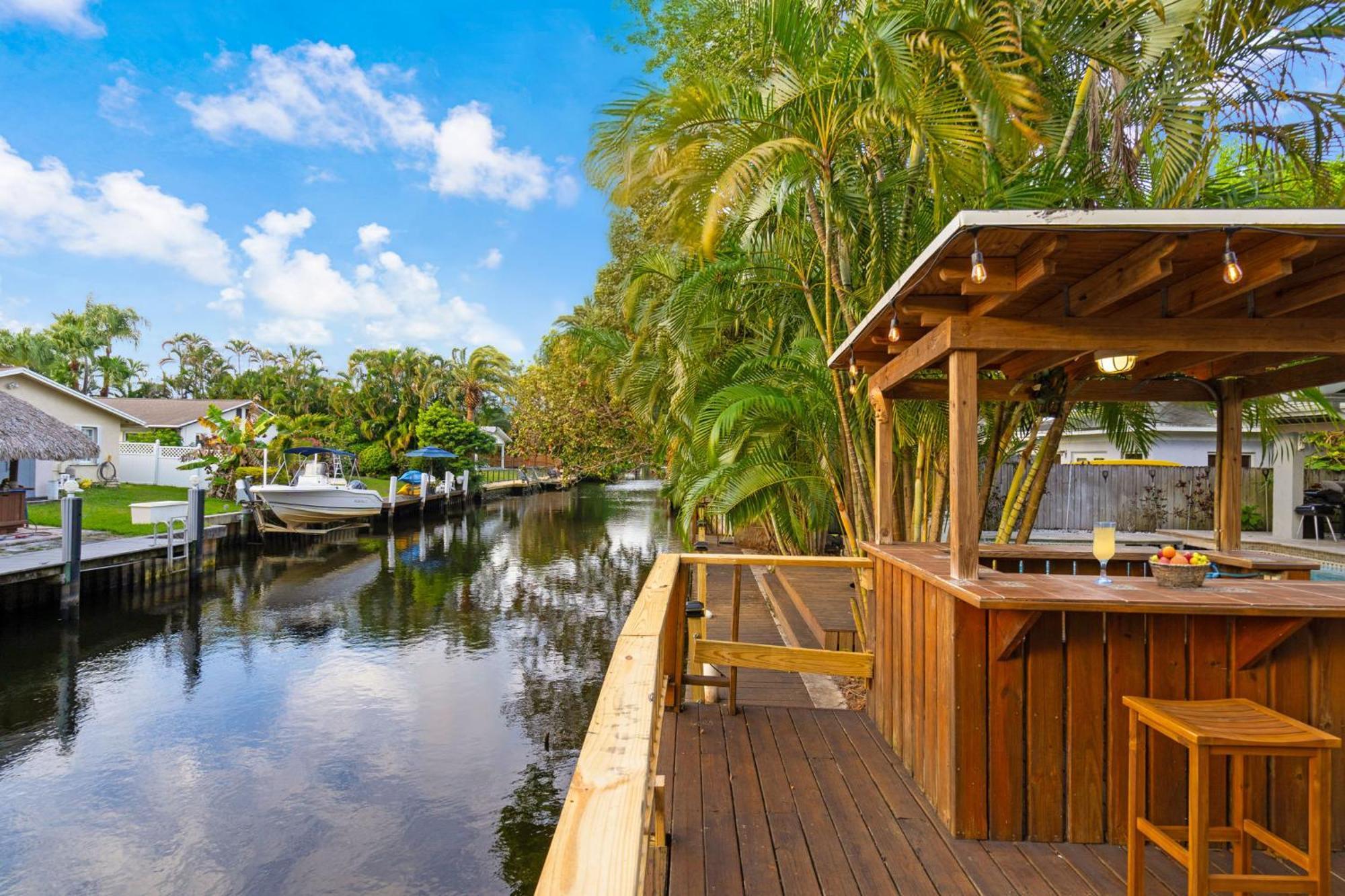 Waterfront House - Solar Heated Pool, Arcade Games Holiday home *