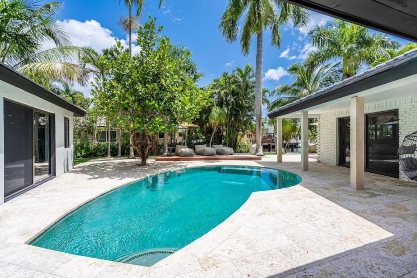 2500, Waterfront, Pool And Gym, Cinema, Wifi Holiday home