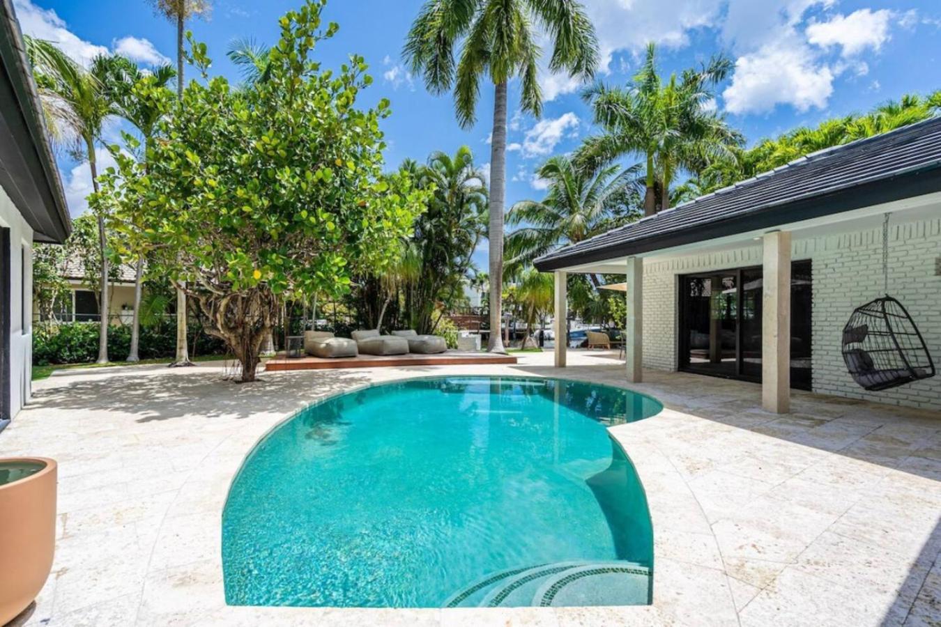 2500, Waterfront, Pool And Gym, Cinema, Wifi Holiday home *