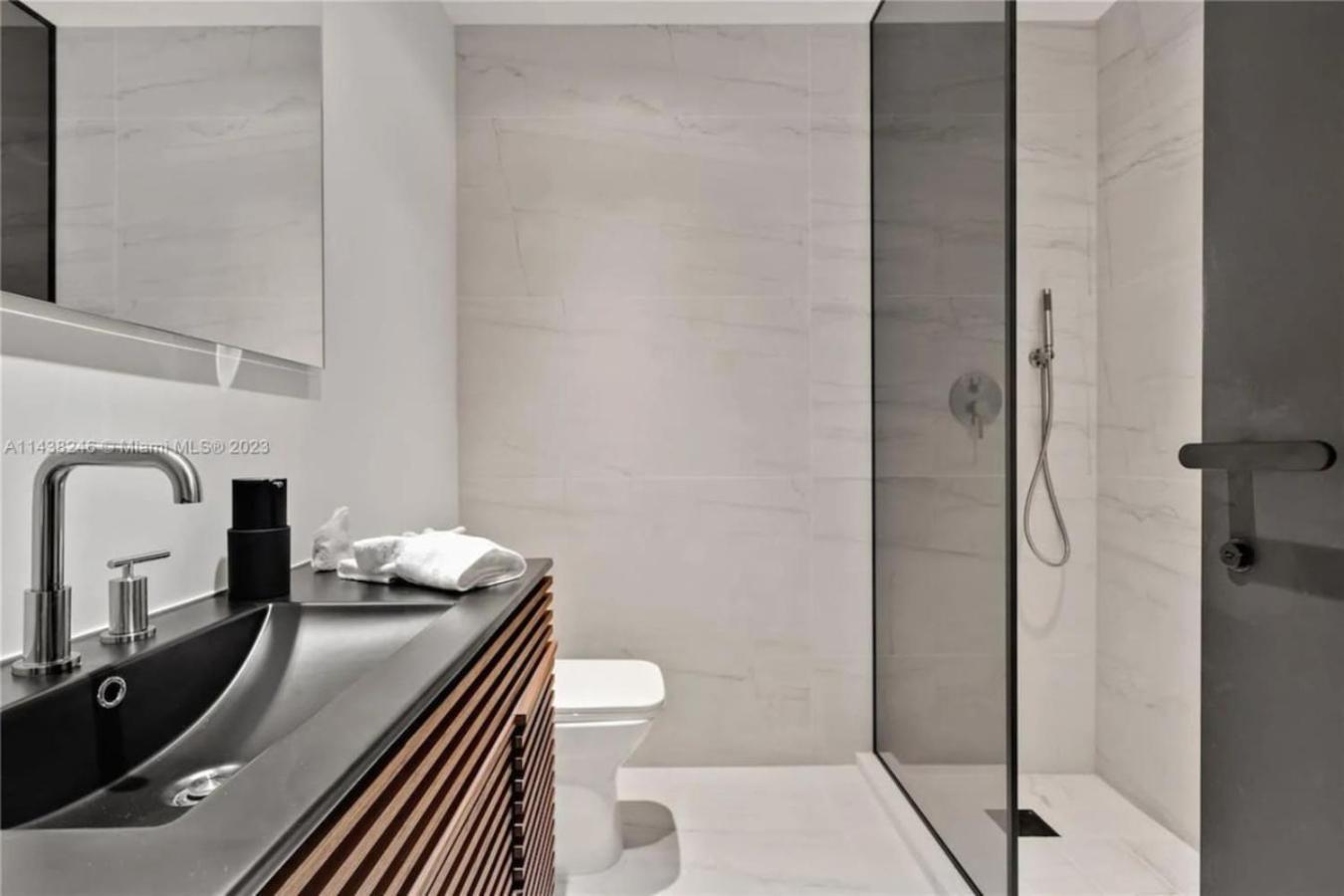 2500, Waterfront, Pool And Gym, Cinema, Wifi Holiday home *
