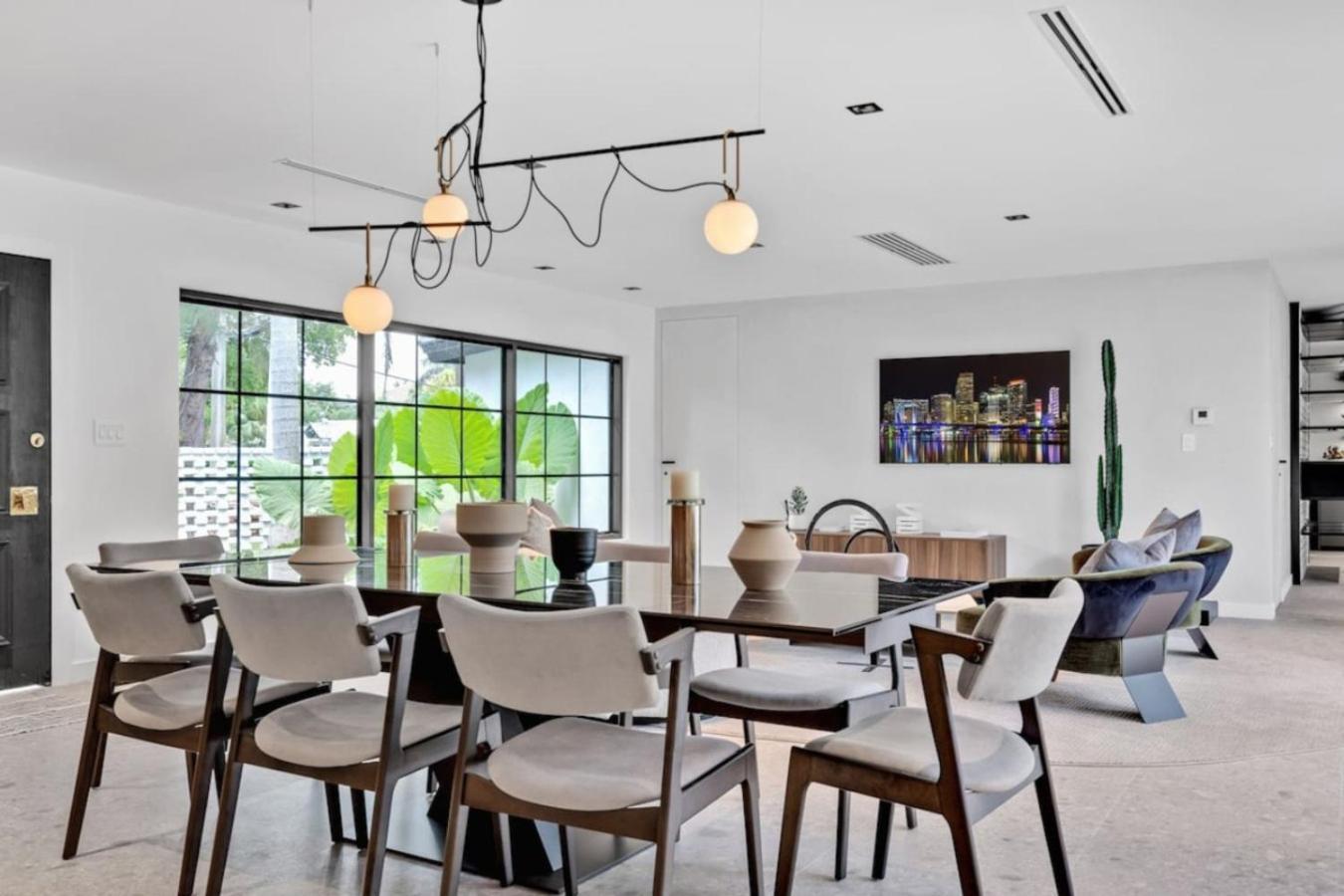2500, Waterfront, Pool And Gym, Cinema, Wifi