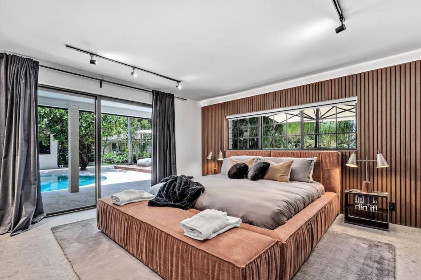 2500, Waterfront, Pool And Gym, Cinema, Wifi Holiday home *