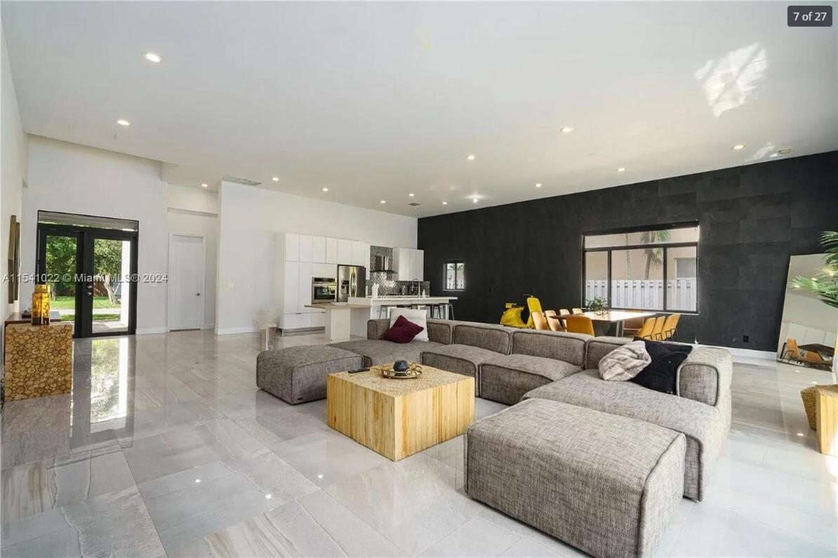 Villa Glamorous Waterfront Canal With Pvt Dock And Pool *